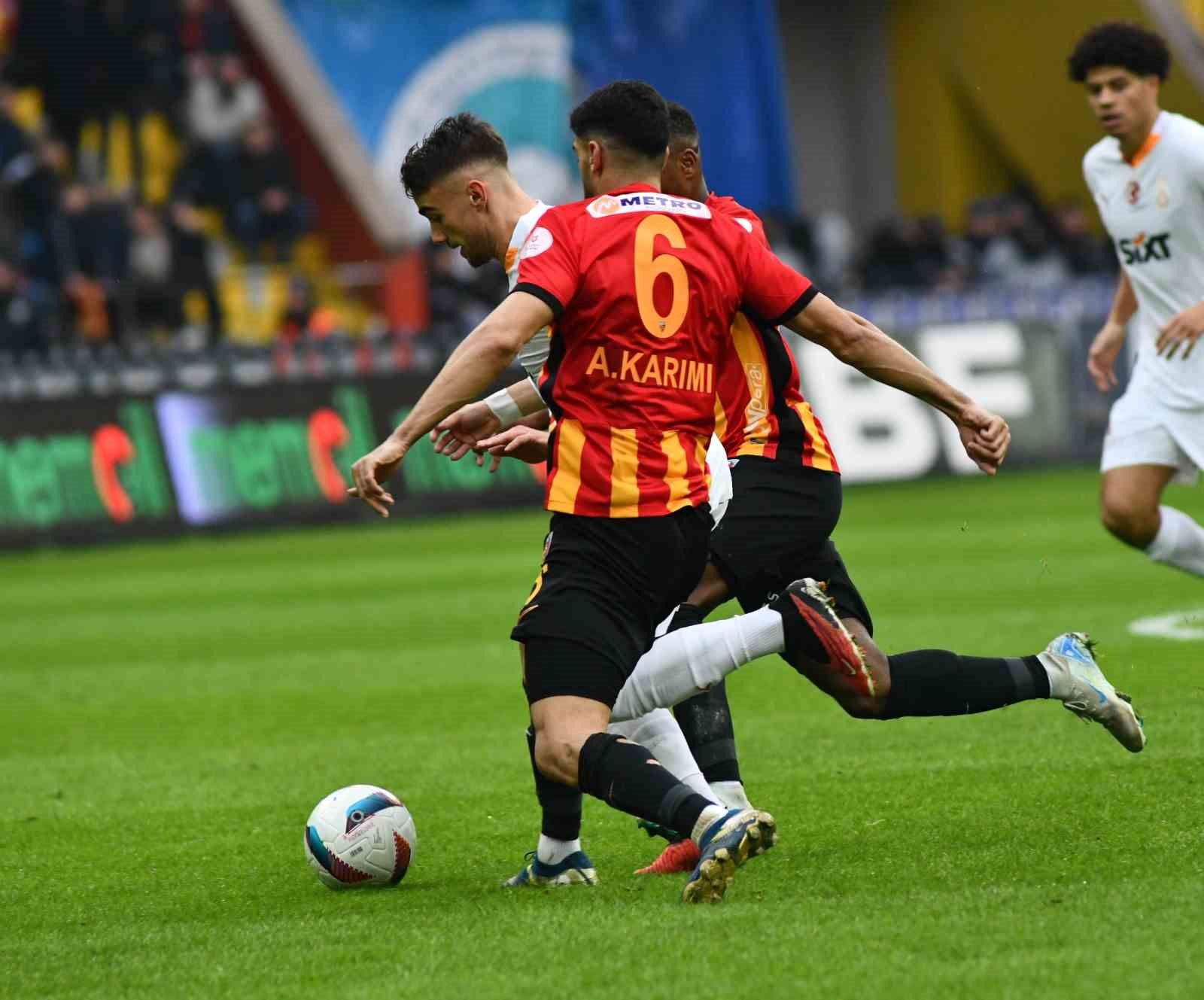 Trendyol Süper Lig: Kayserispor: 1 - Galatasaray: 2 (İlk yarı)
