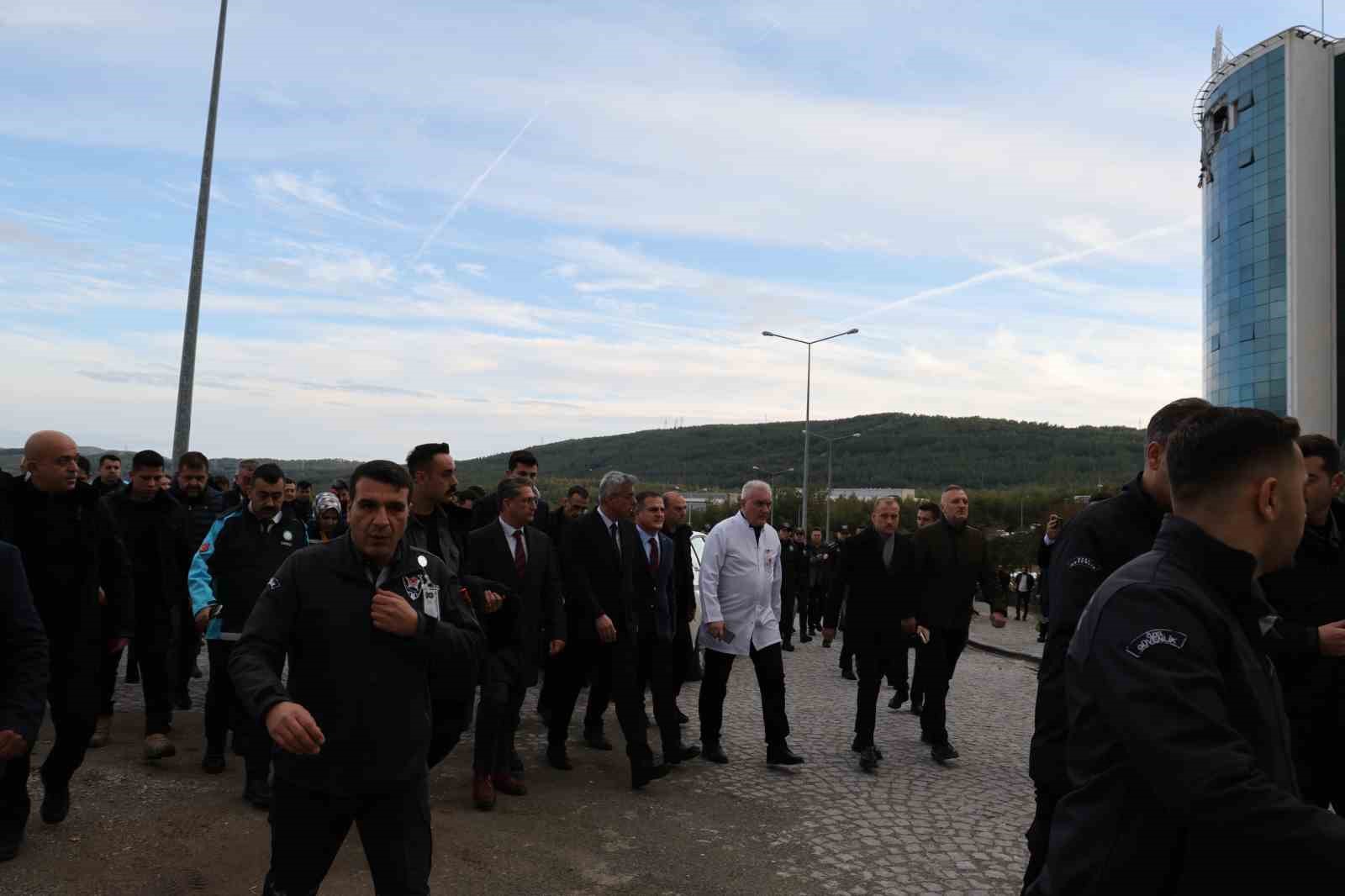 Sağlık Bakanı Prof. Dr. Memişoğlu, helikopter kazasının yaşandığı bölgede incelemelerde bulundu
