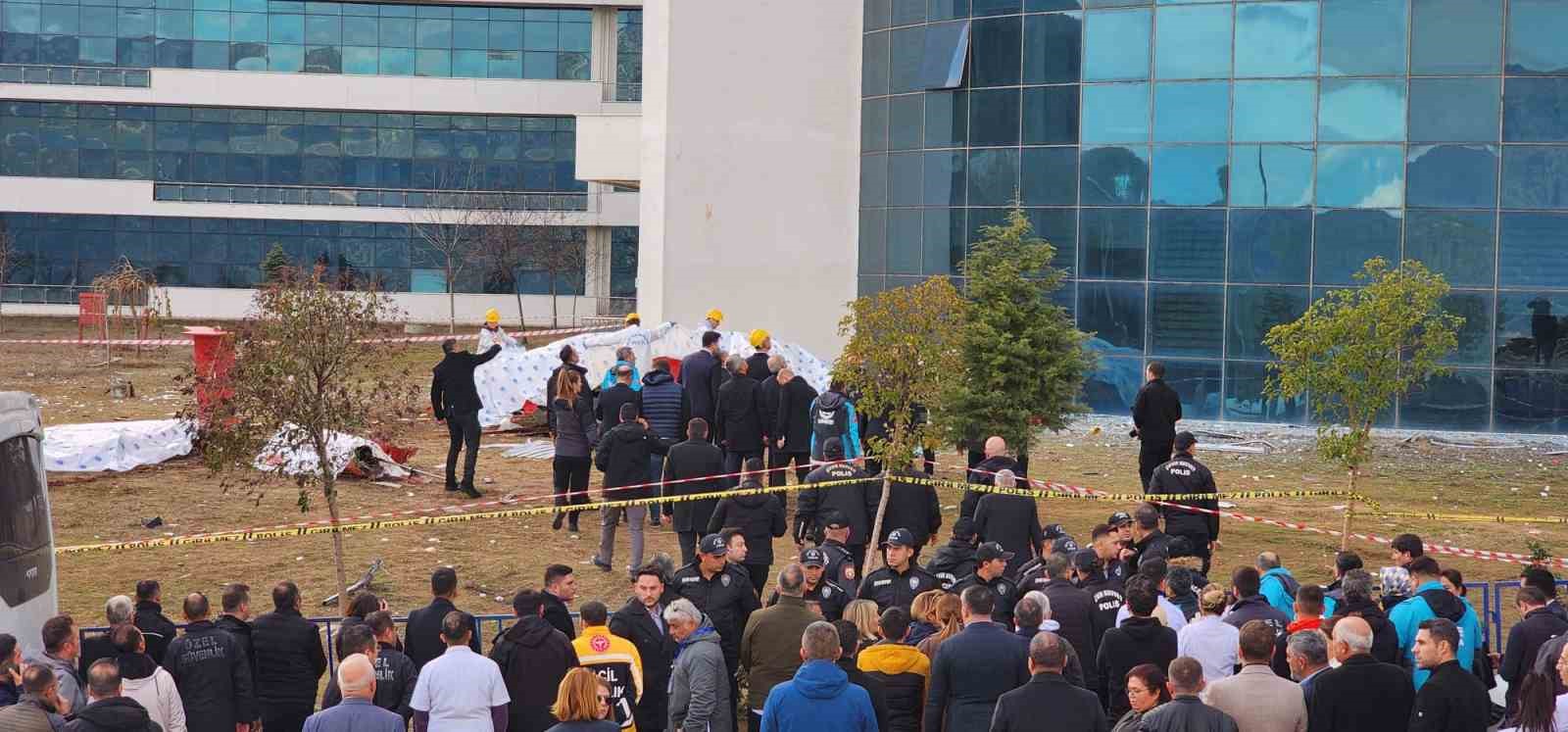 Sağlık Bakanı Prof. Dr. Memişoğlu, helikopter kazasının yaşandığı bölgede incelemelerde bulundu
