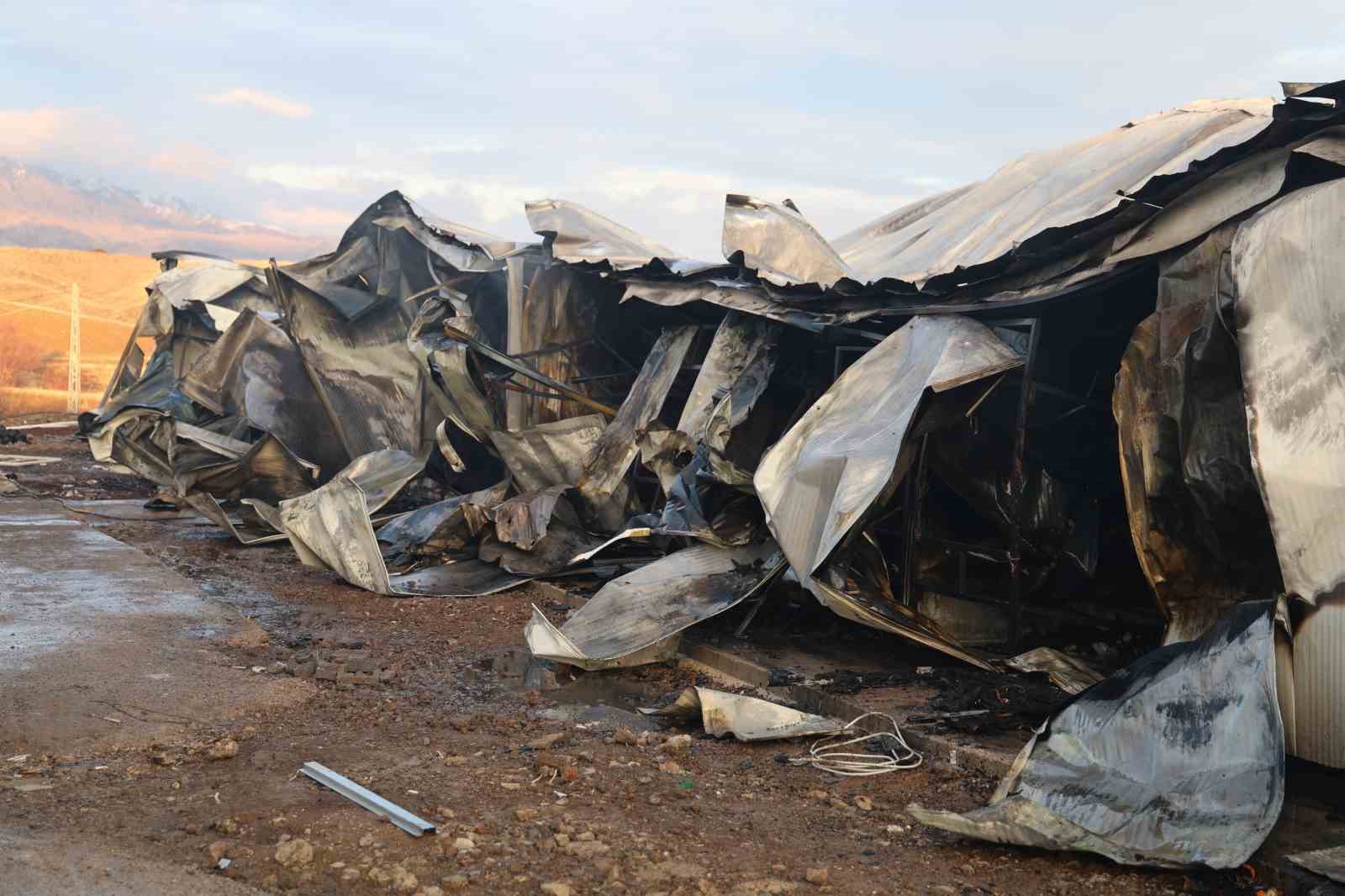 Elazığ’da konteyner yangını: 3 kişi yaralandı
