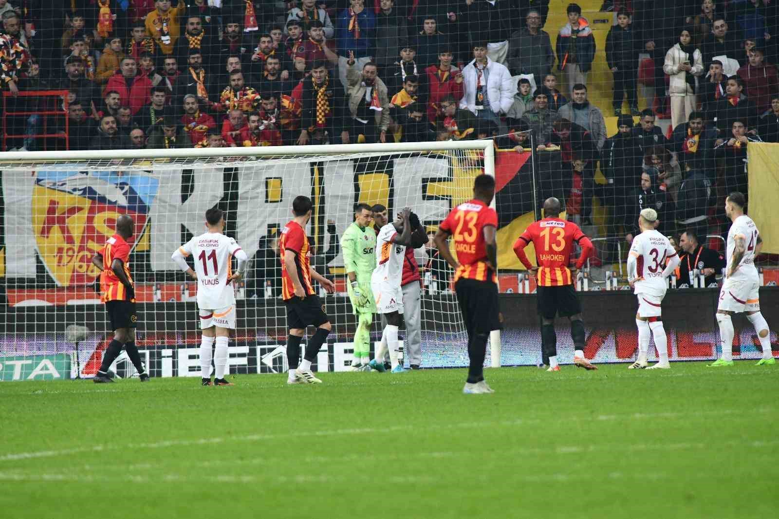 Kayserispor - Galatasaray maçında taraftar sahaya girdi
