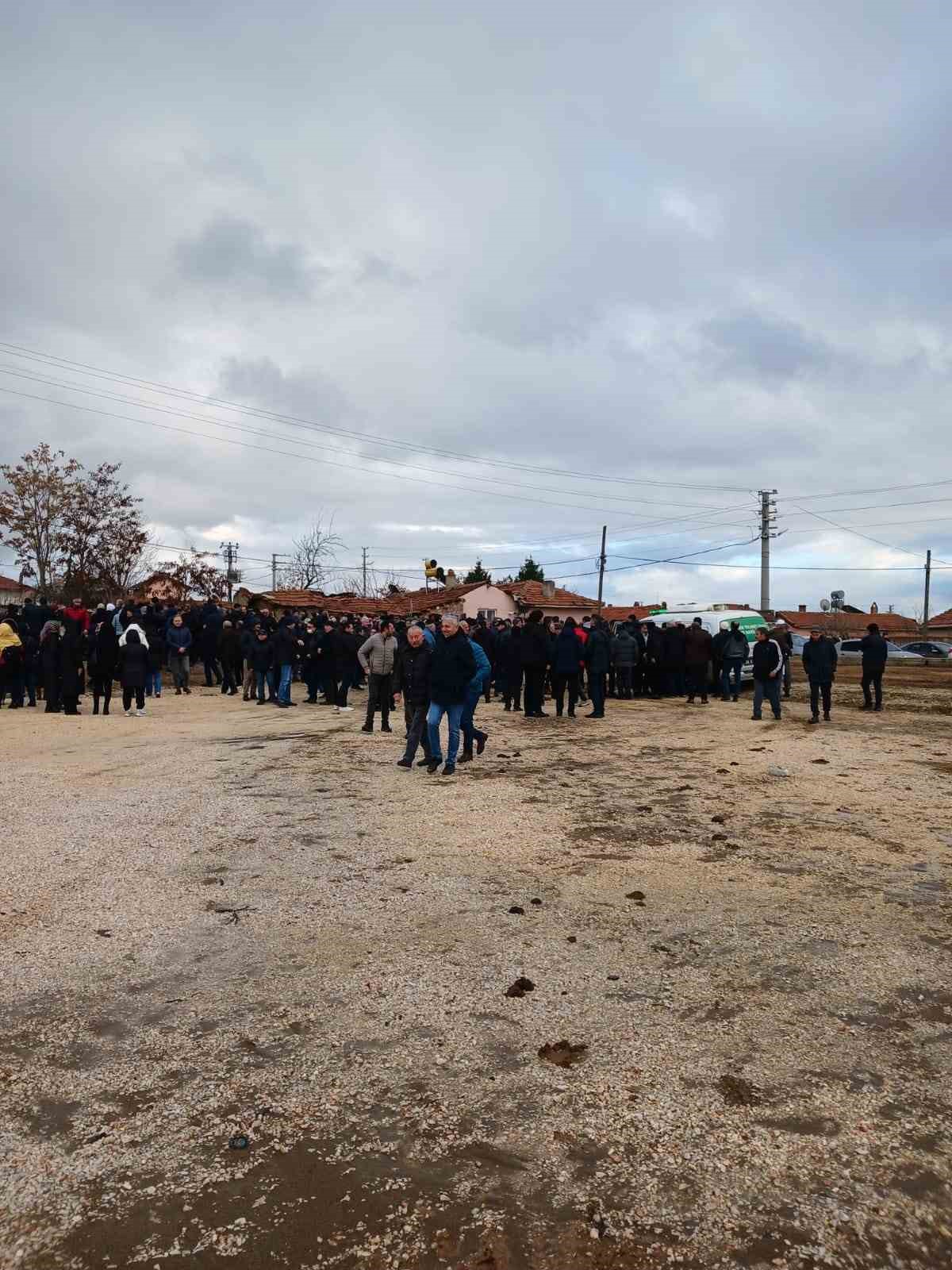 Usta sanatçı Özdemir Şenova son yolculuğuna uğurlandı
