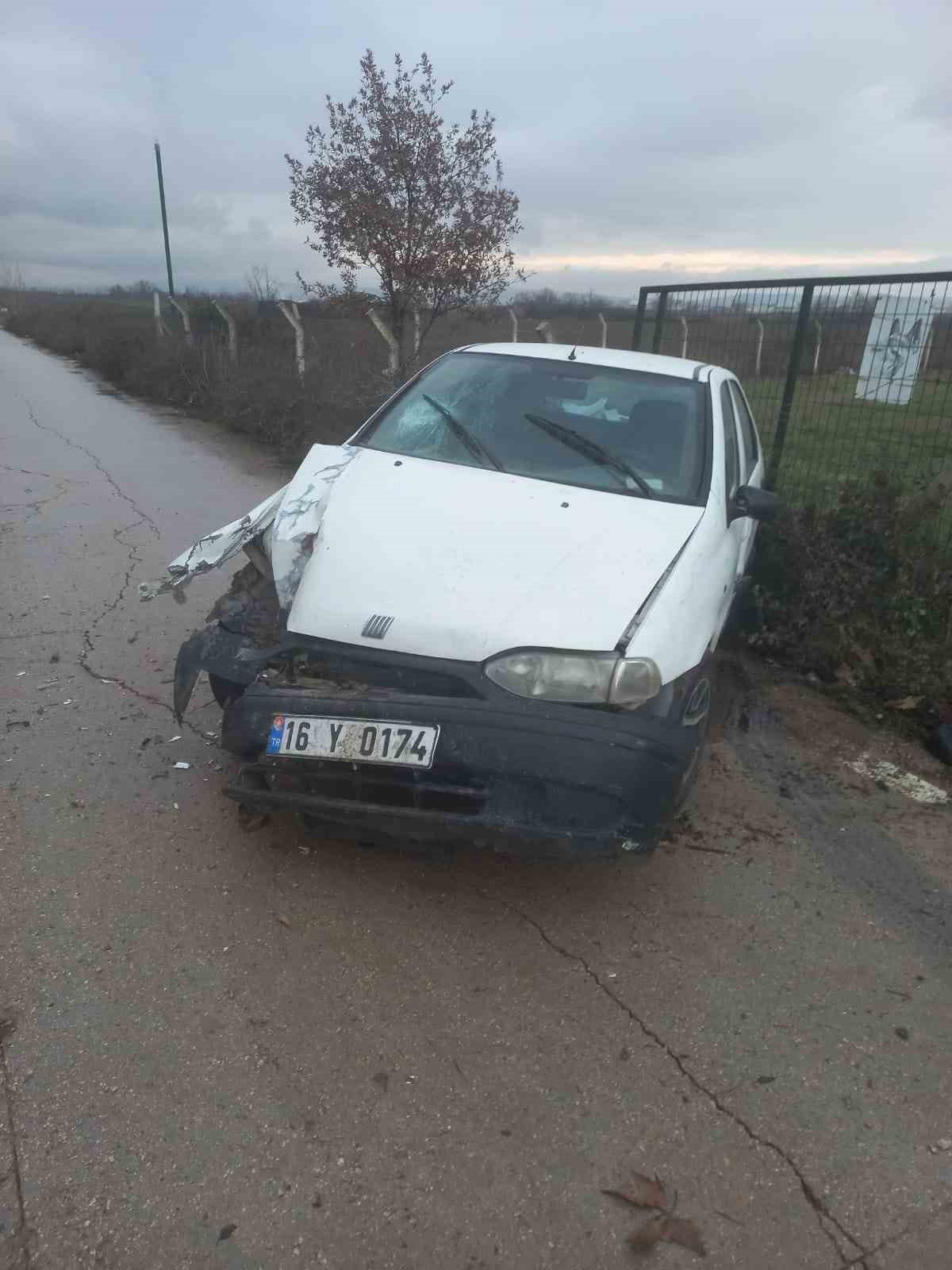 Hapşıran sürücü kontrolü kaybedince araç duvara çarptı: 2 yaralı
