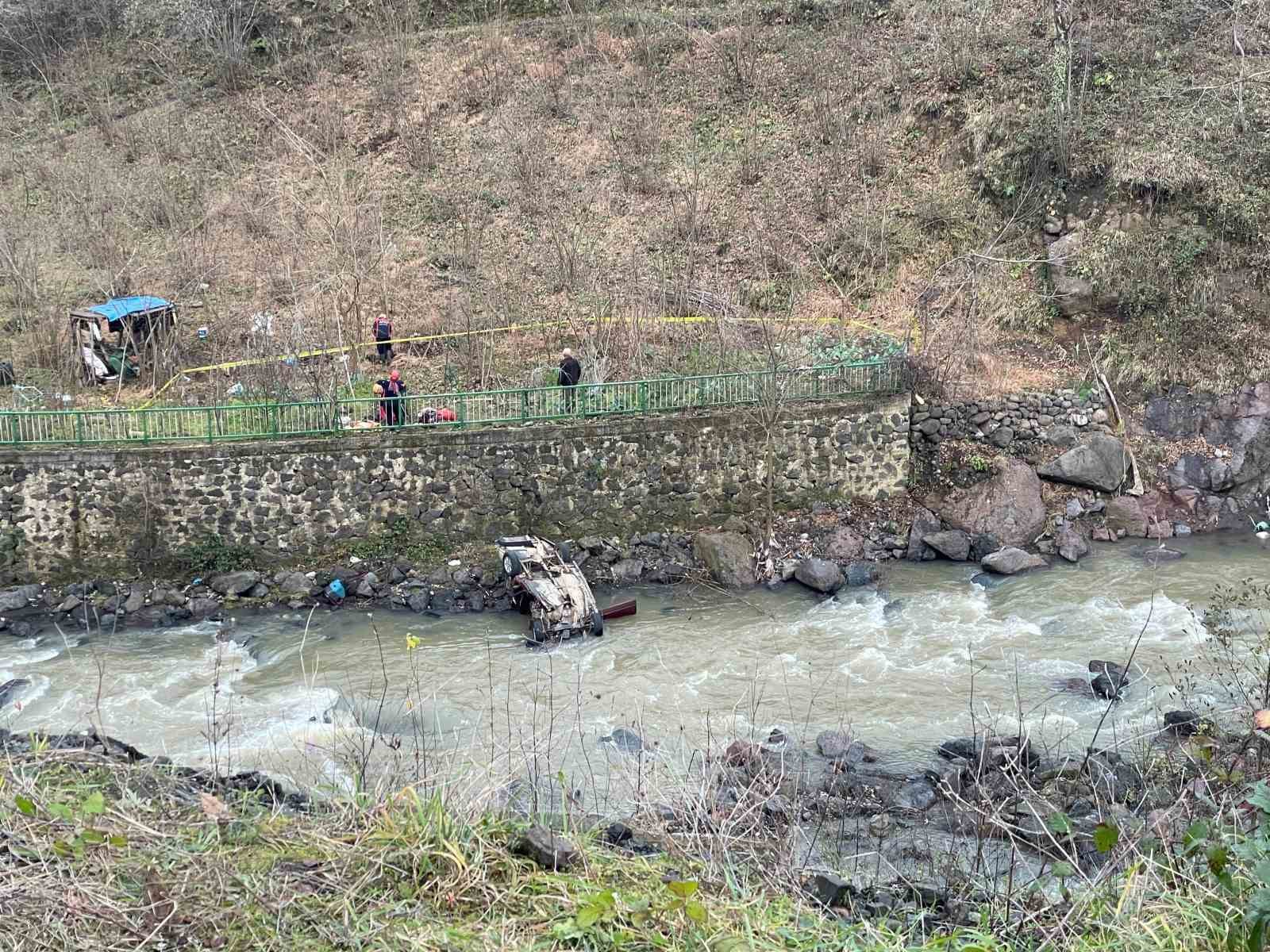 Trabzon’da otomobil dereye uçtu: 1 ölü
