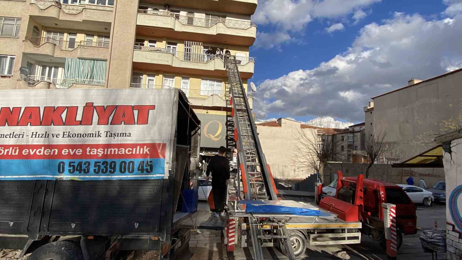 Aksaray’da asansörle binadan yük taşıyan nakliyeciler yürekleri ağza getirdi
