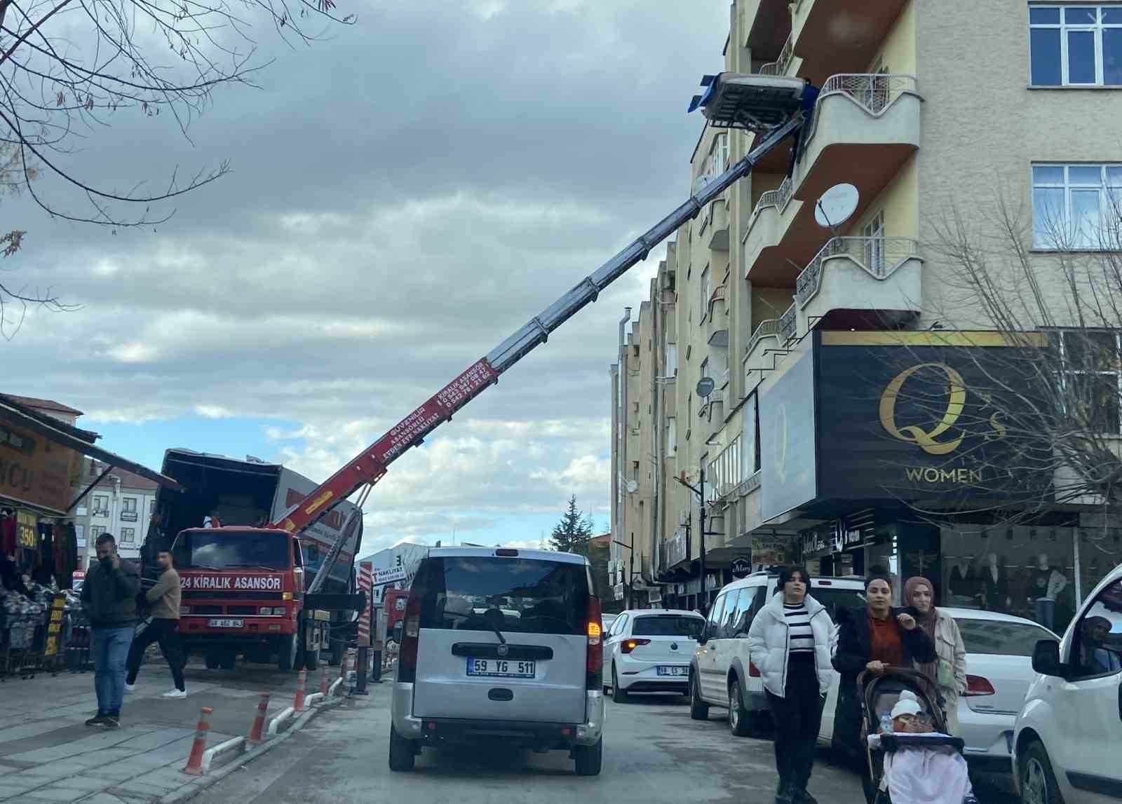 Aksaray’da asansörle binadan yük taşıyan nakliyeciler yürekleri ağza getirdi
