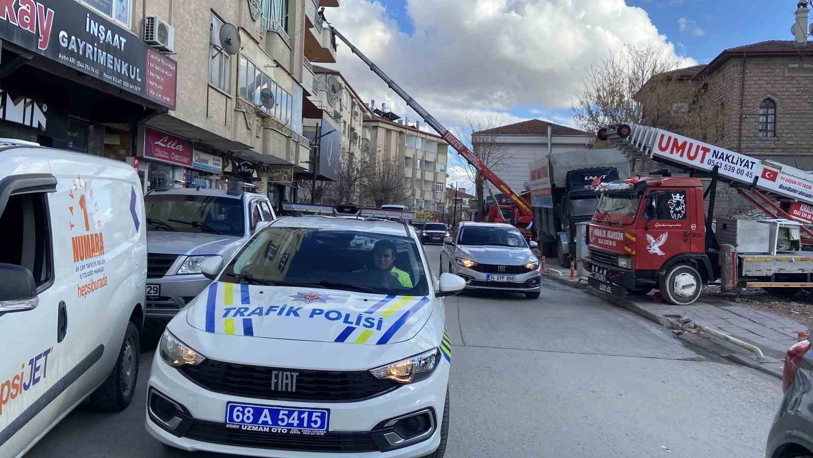 Aksaray’da asansörle binadan yük taşıyan nakliyeciler yürekleri ağza getirdi
