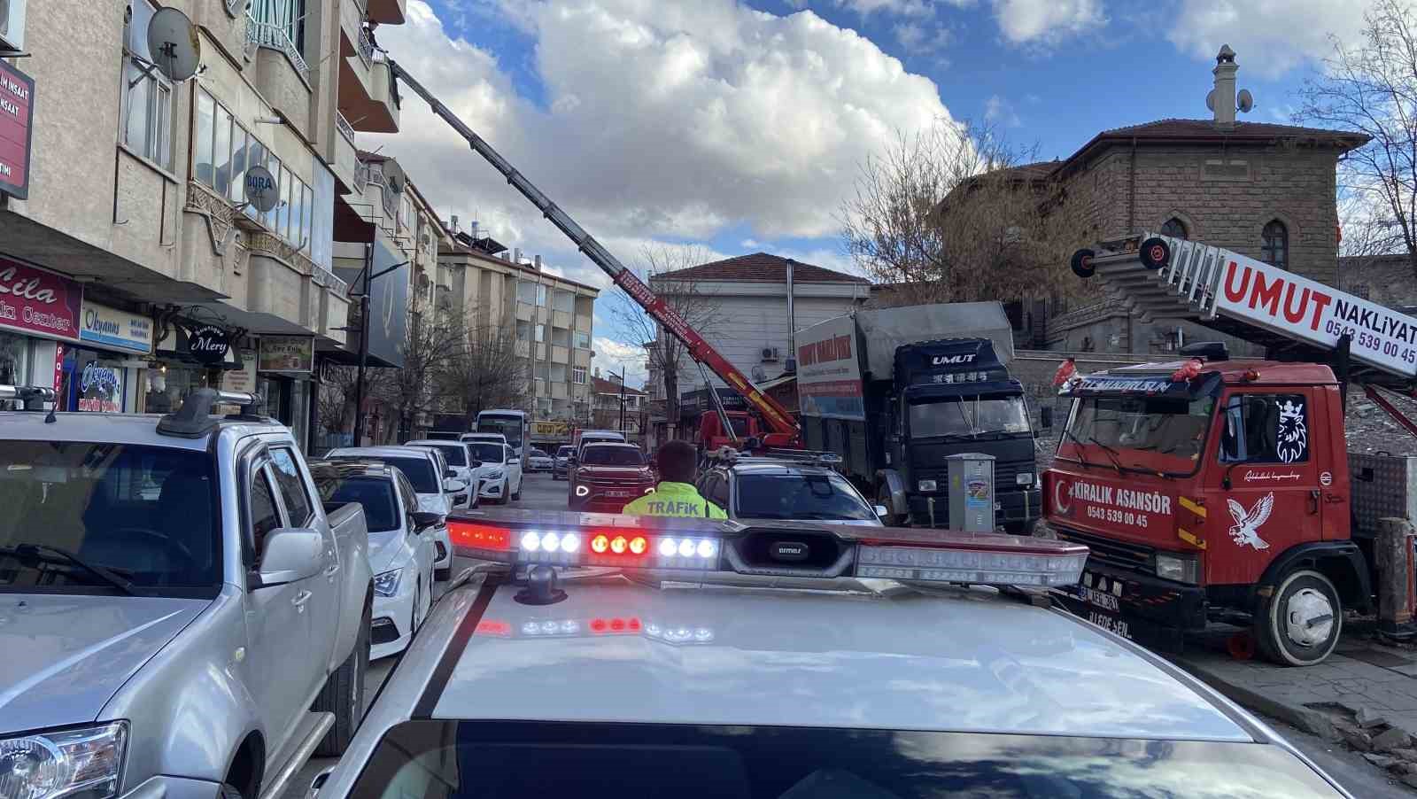 Aksaray’da asansörle binadan yük taşıyan nakliyeciler yürekleri ağza getirdi
