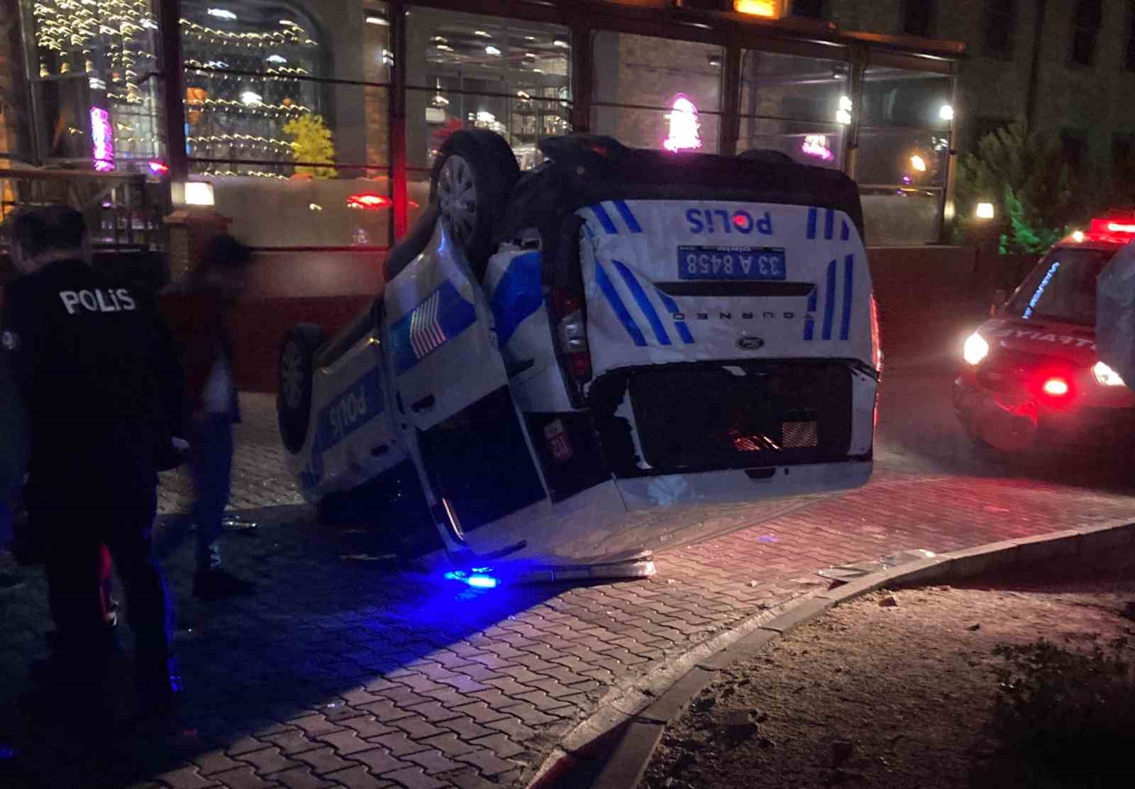 Kaza ucuz atlatıldı: Otomobilin çarptığı polis aracı ters döndü
