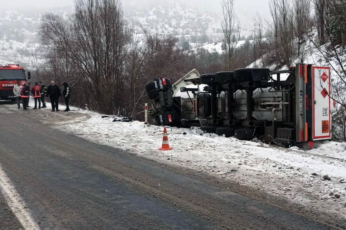 Gümüşhane’de LPG yüklü tankerin tırla çarpıştığı kaza acuz atlatıldı
