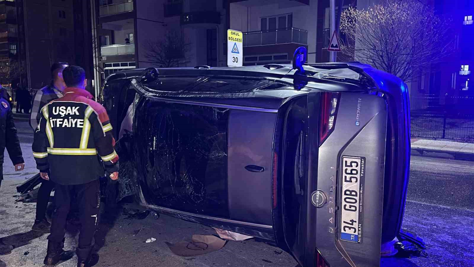 Uşak’ta otomobille çarpışan cip elektrik panosuna çarpıp devrildi: 2 yaralı
