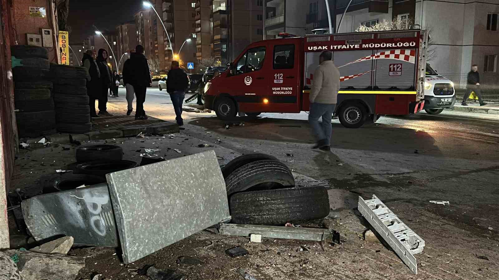 Uşak’ta otomobille çarpışan cip elektrik panosuna çarpıp devrildi: 2 yaralı
