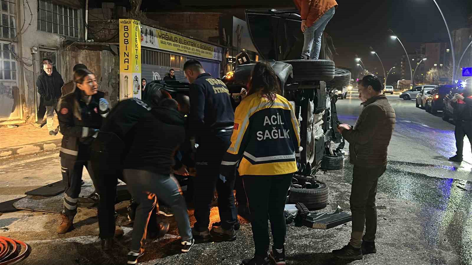 Uşak’ta otomobille çarpışan cip elektrik panosuna çarpıp devrildi: 2 yaralı
