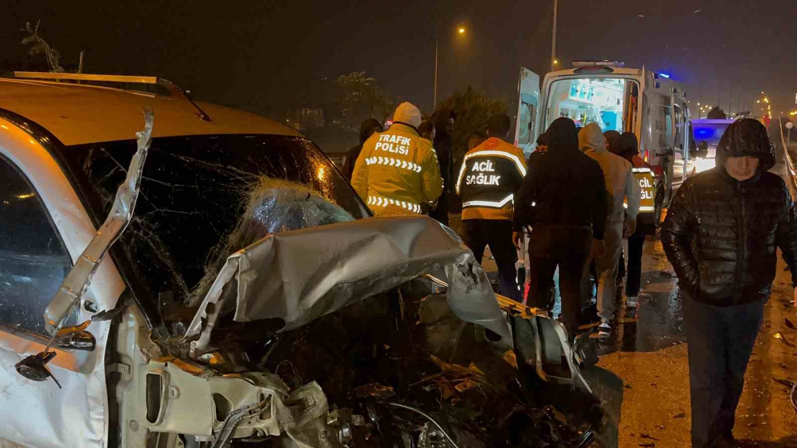 Antakya’da refüje çarpan aracın sürücüsü yaralandı
