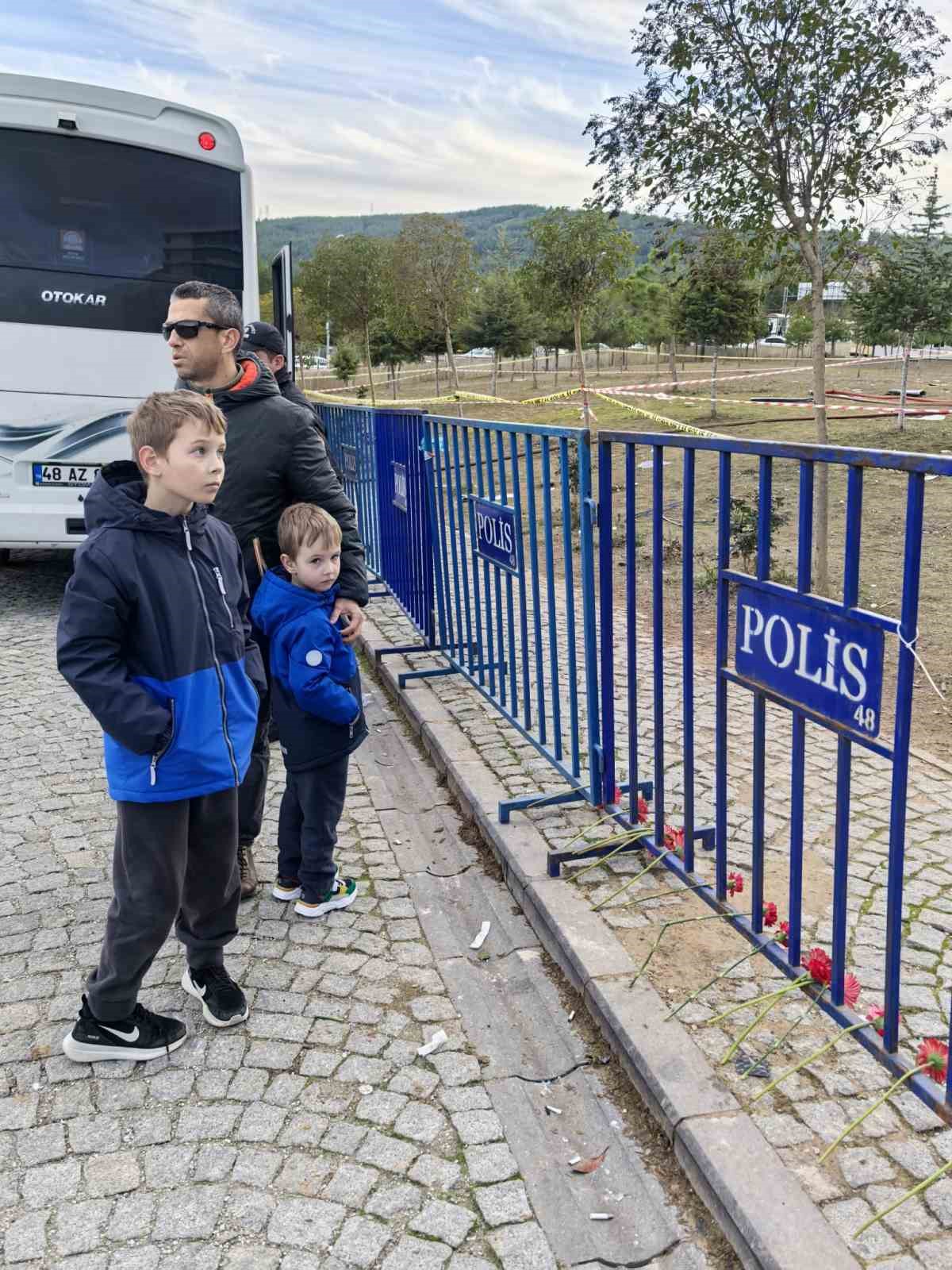 Muğla’da helikopter kazasında hayatını kaybedenlere karanfilli veda
