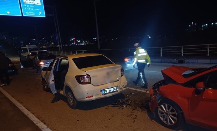 Karabük’te 5 araçlı zincirleme trafik kazası: 3 yaralı
