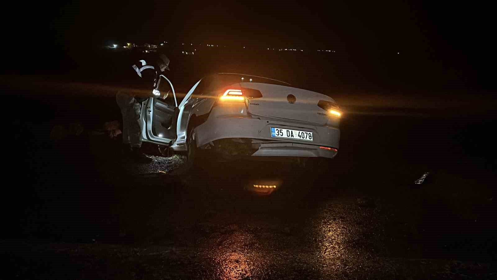 Şanlıurfa’da kontrolden çıkan otomobil şarampole devrildi: 3 yaralı
