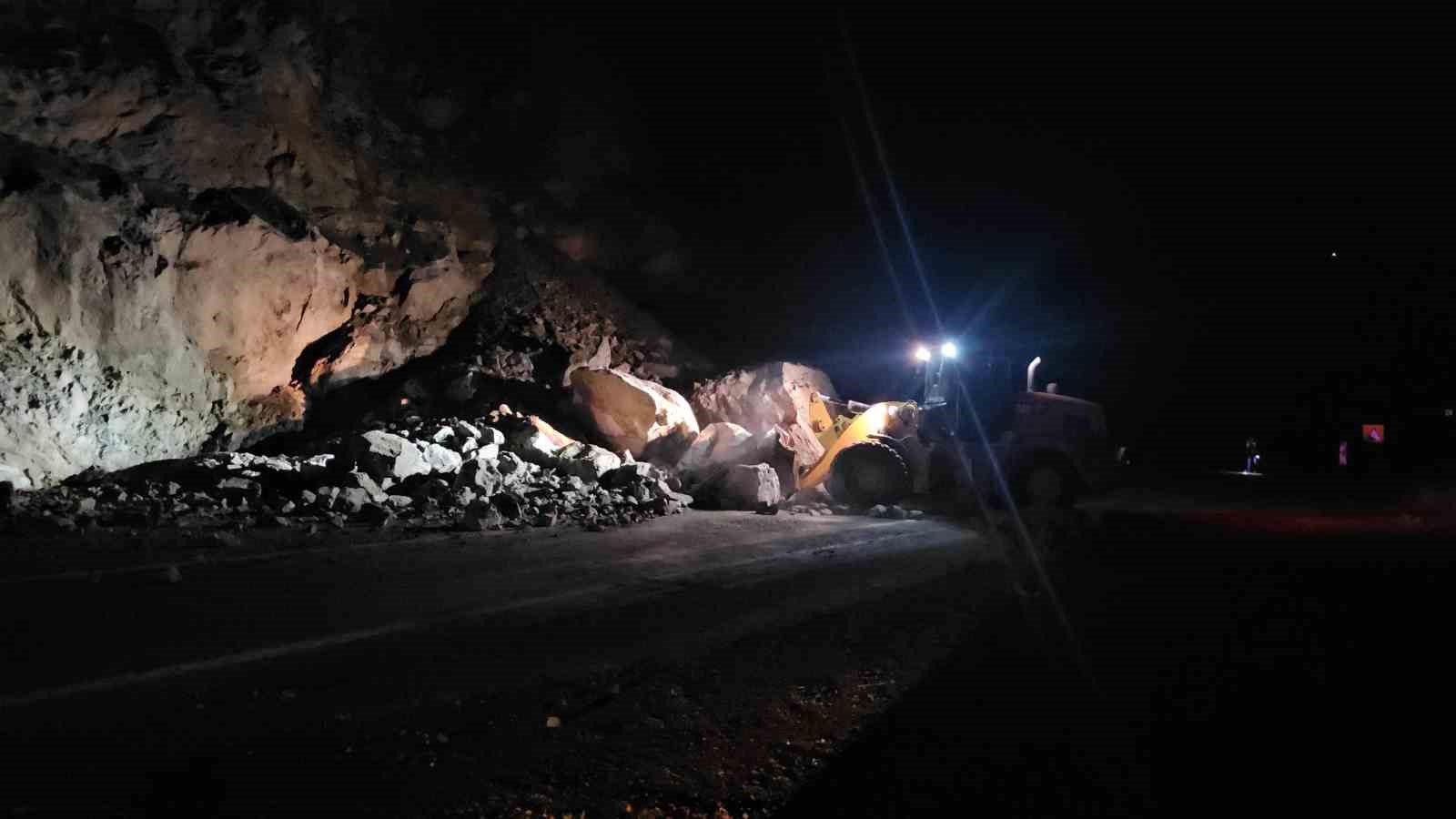 Artvin’de gece meydana gelen heyelan karayolunu ulaşıma kapattı
