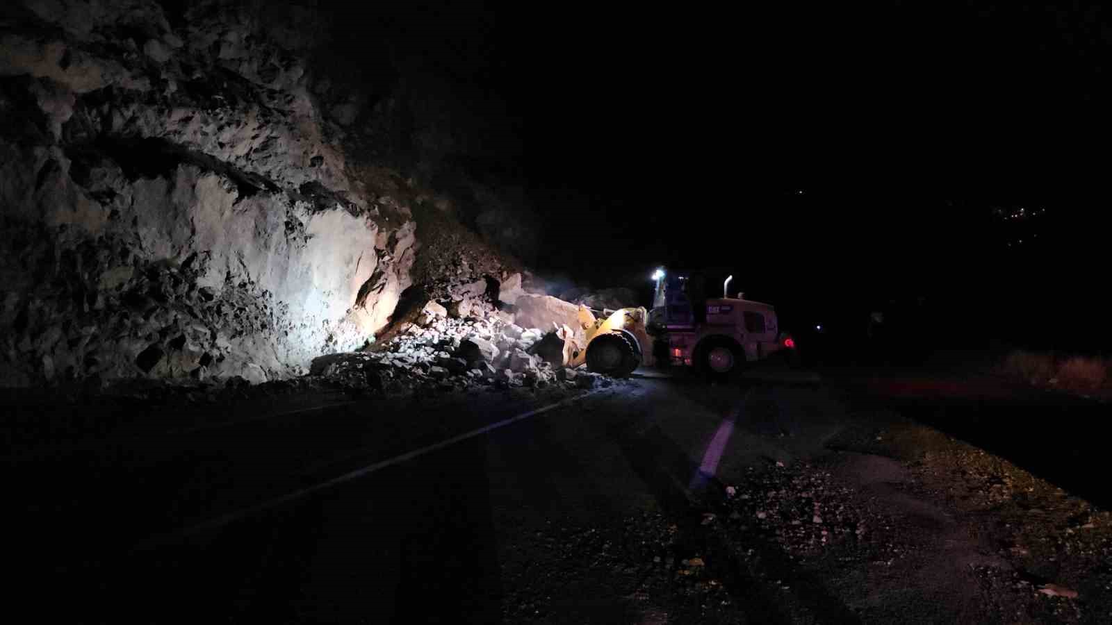 Artvin’de gece meydana gelen heyelan karayolunu ulaşıma kapattı
