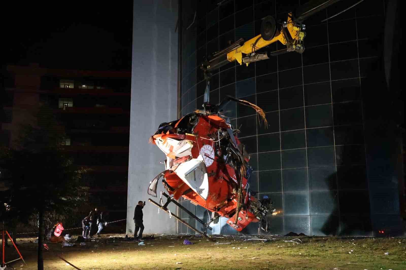 Düşerek kaza kırıma uğrayan ambulans helikopterin enkazı kaldırıldı
