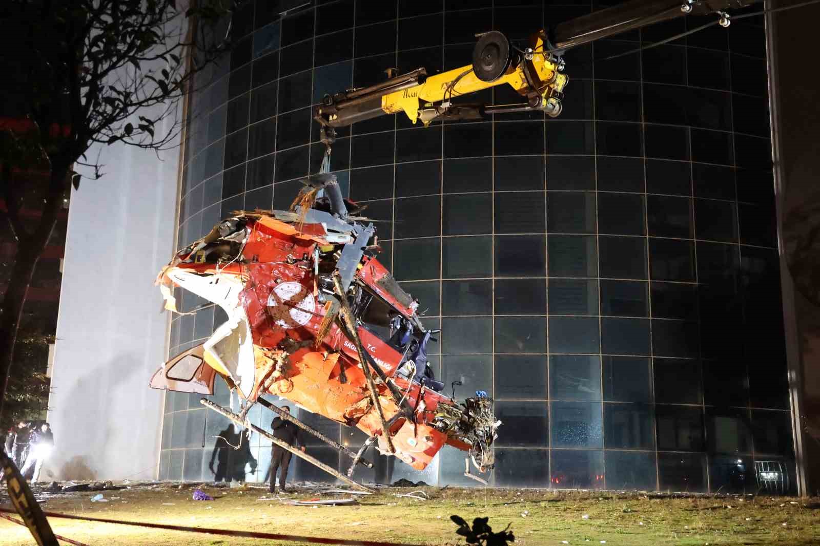 Düşerek kaza kırıma uğrayan ambulans helikopterin enkazı kaldırıldı
