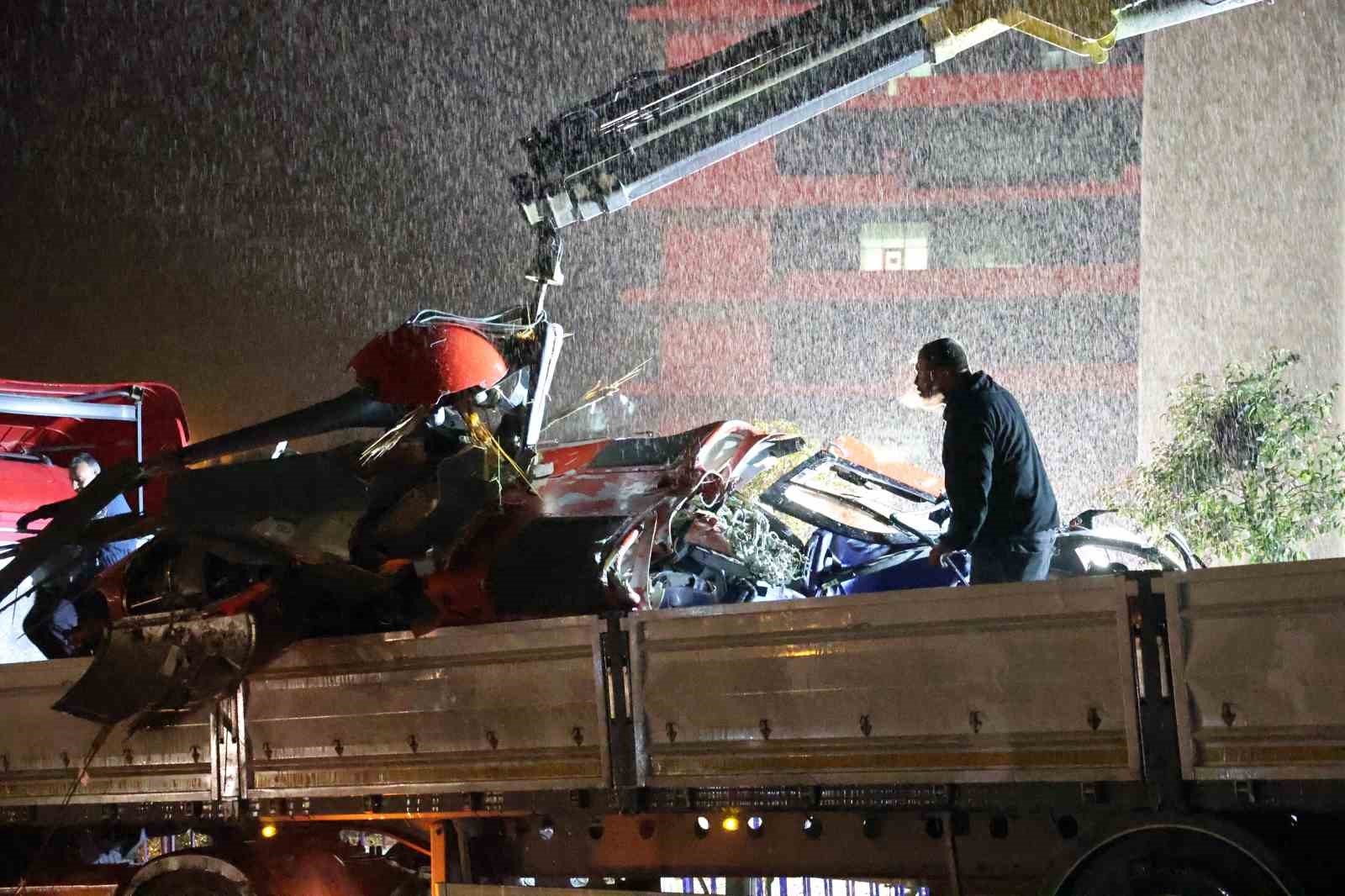 Düşerek kaza kırıma uğrayan ambulans helikopterin enkazı kaldırıldı
