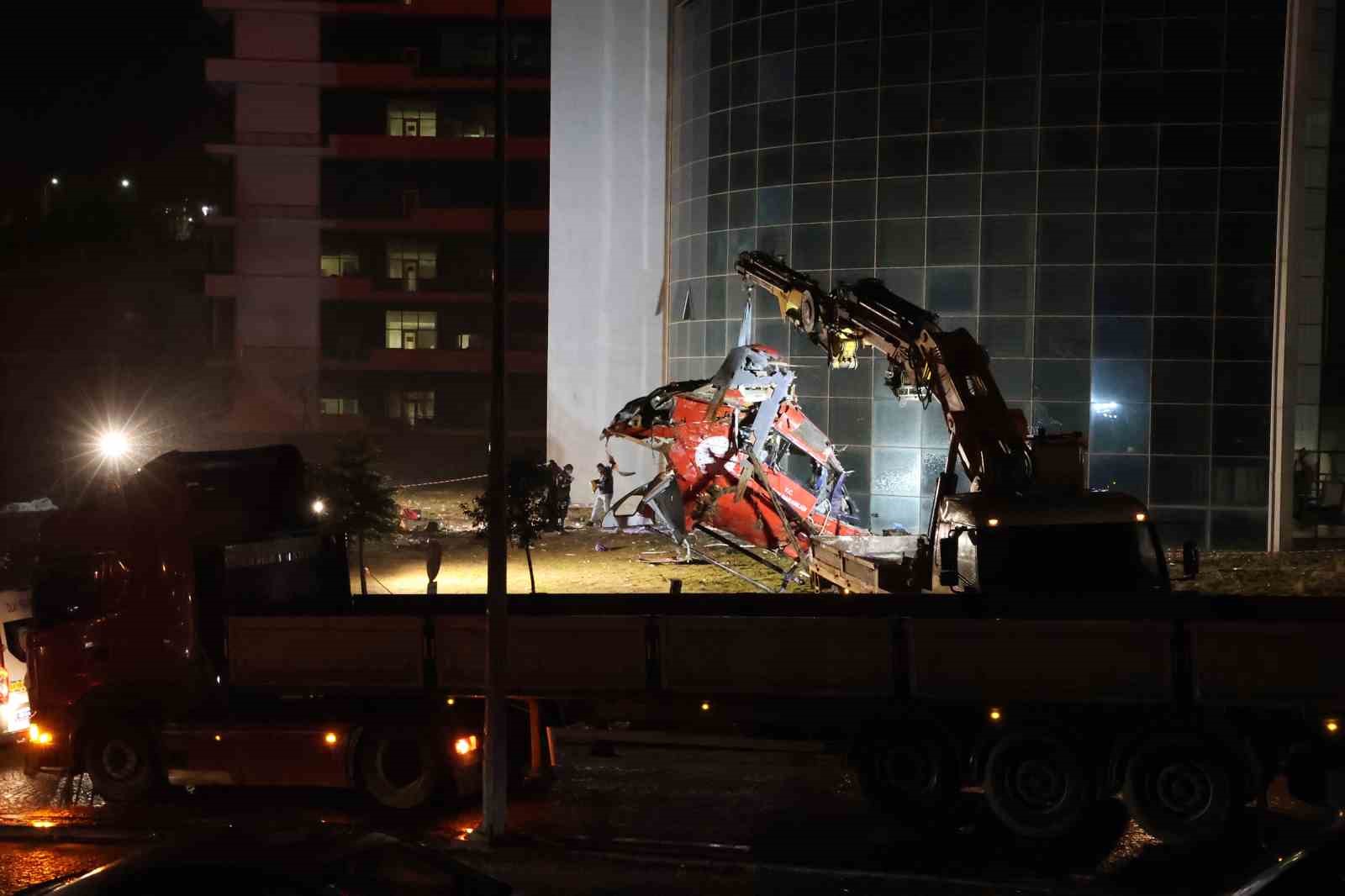 Düşerek kaza kırıma uğrayan ambulans helikopterin enkazı kaldırıldı
