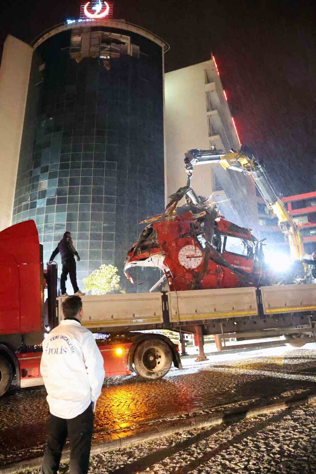 Düşerek kaza kırıma uğrayan ambulans helikopterin enkazı kaldırıldı
