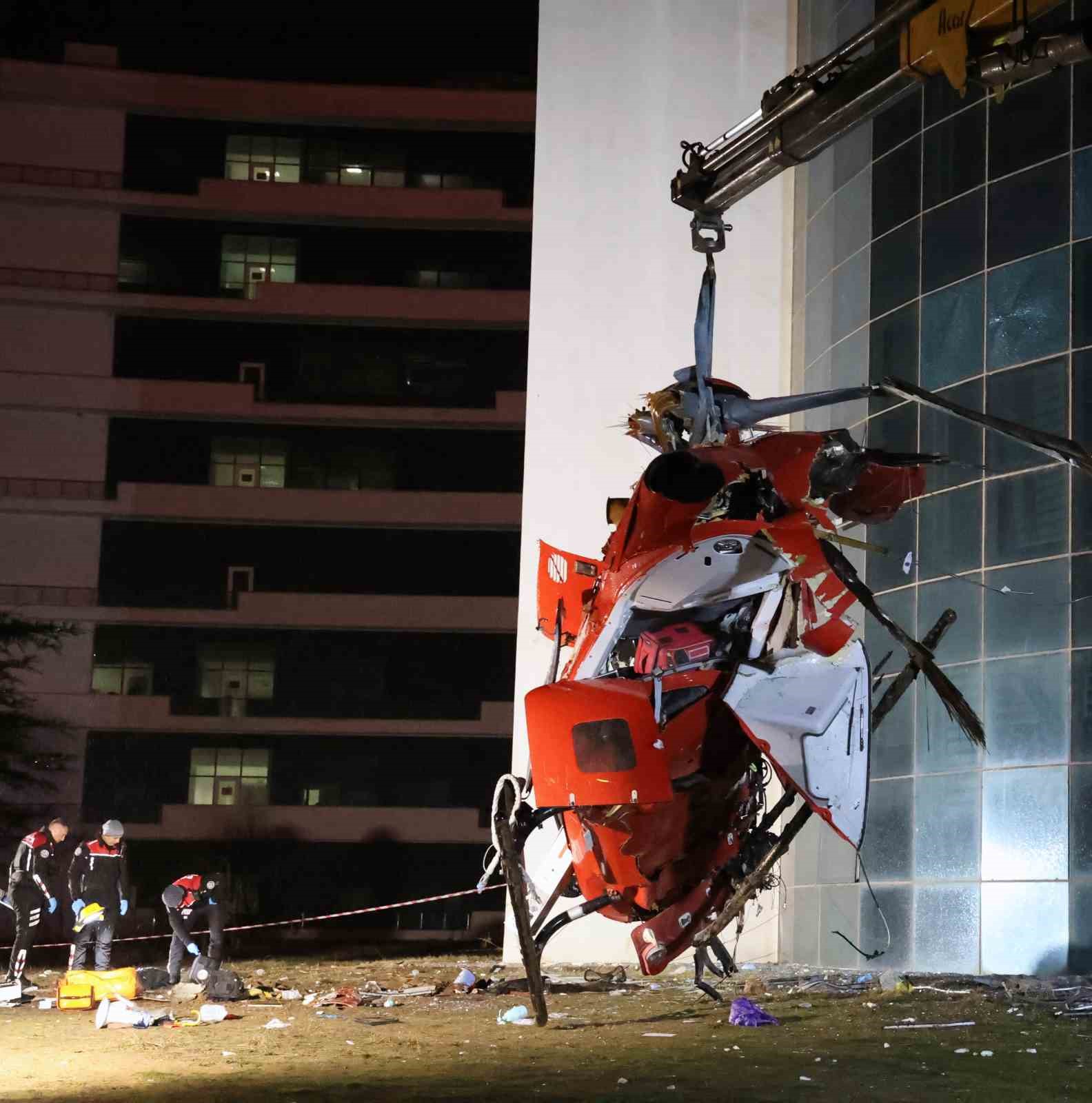 Düşerek kaza kırıma uğrayan ambulans helikopterin enkazı kaldırıldı
