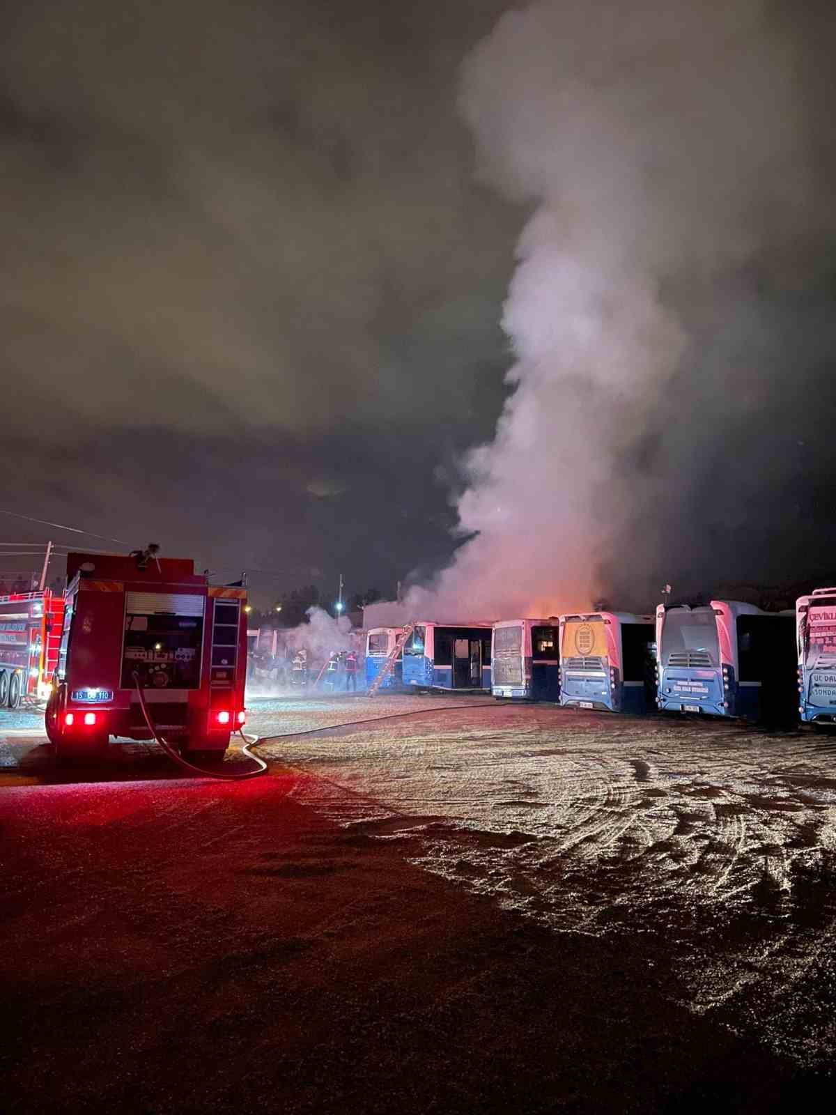 Burdur’da feci yangın: 5 halk otobüsü alev alev yanarak hurdaya döndü
