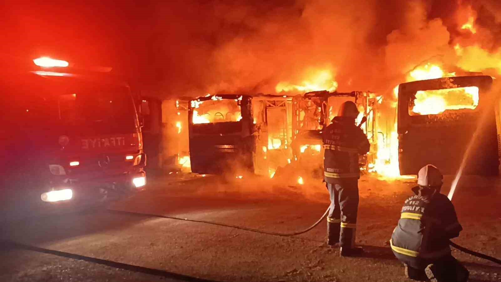 Burdur’da feci yangın: 5 halk otobüsü alev alev yanarak hurdaya döndü
