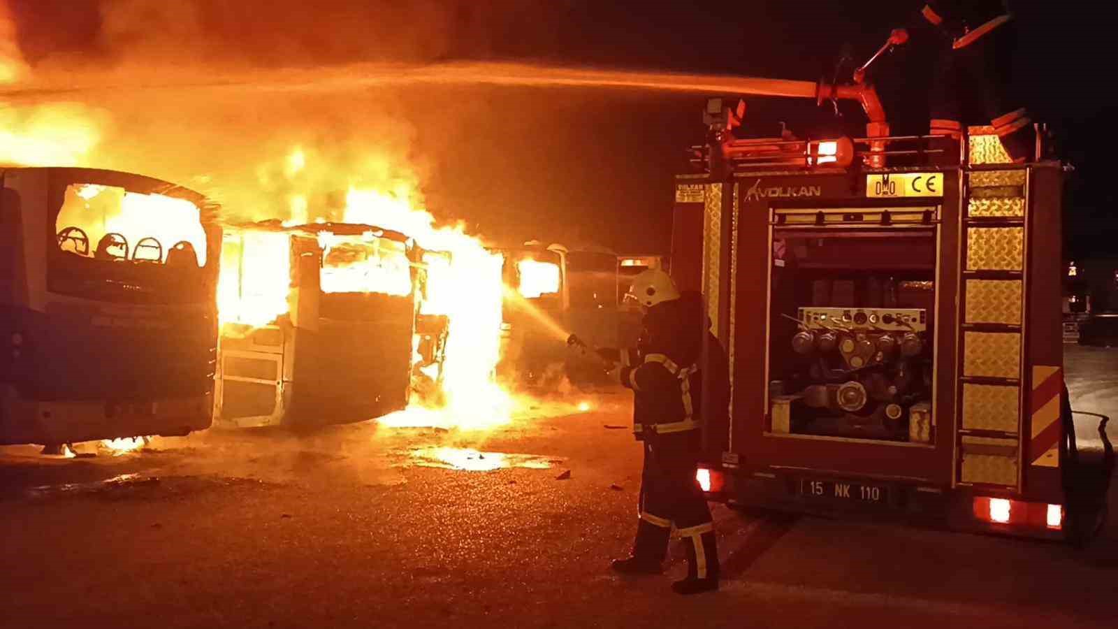 Burdur’da feci yangın: 5 halk otobüsü alev alev yanarak hurdaya döndü
