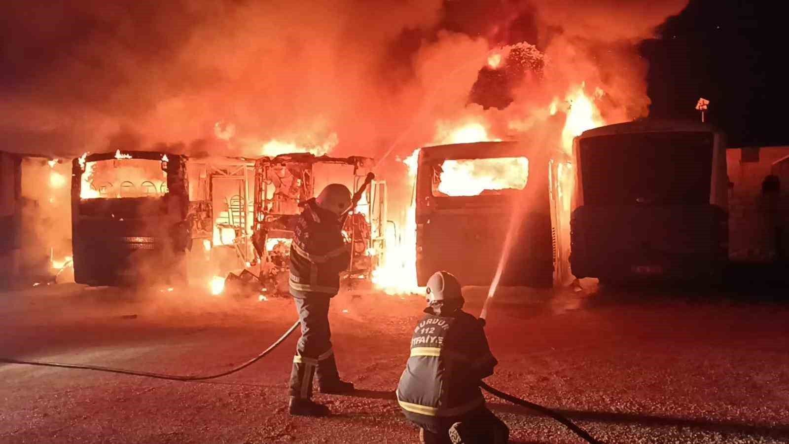 Burdur’da feci yangın: 5 halk otobüsü alev alev yanarak hurdaya döndü
