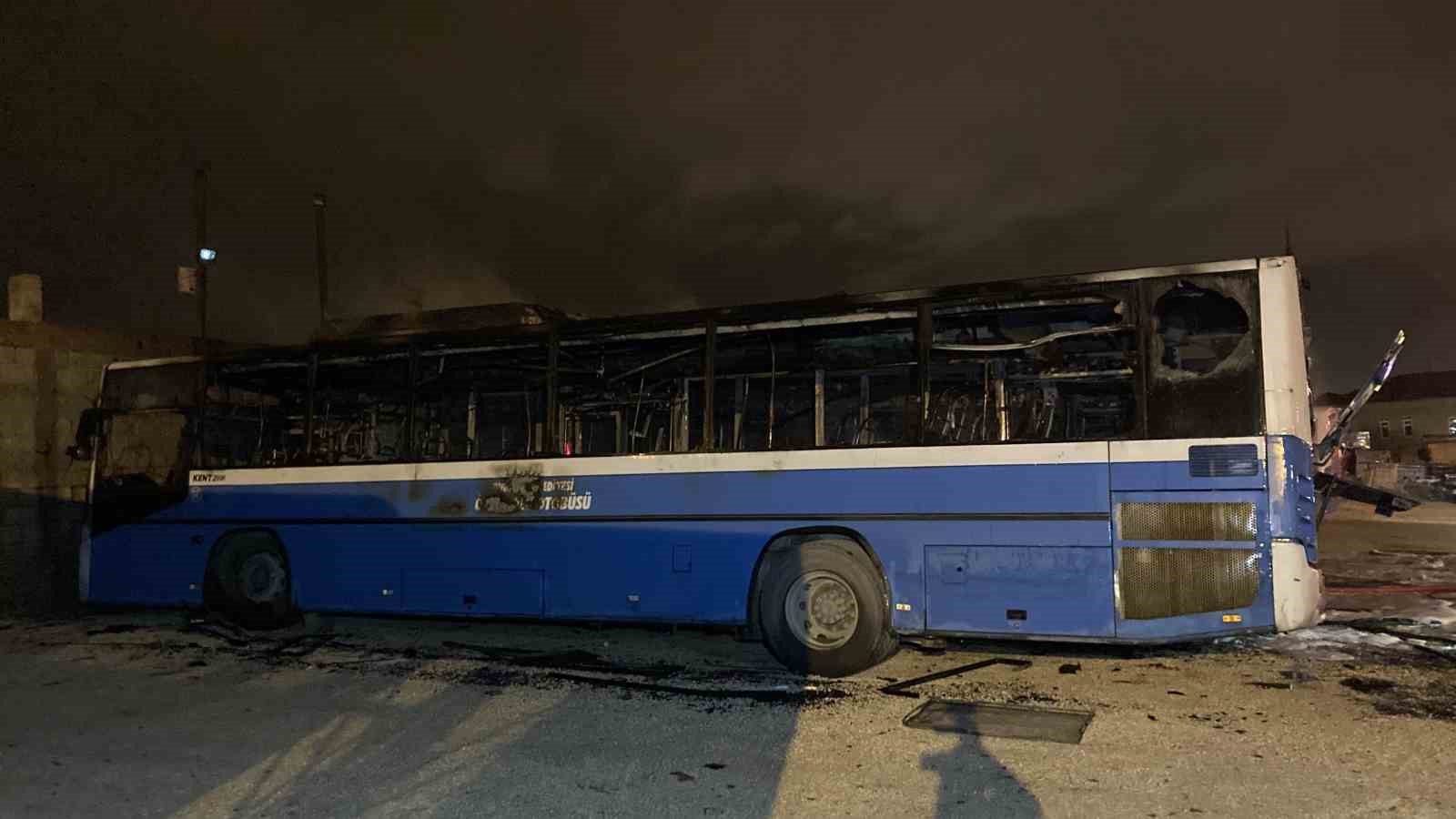 Burdur’da feci yangın: 5 halk otobüsü alev alev yanarak hurdaya döndü
