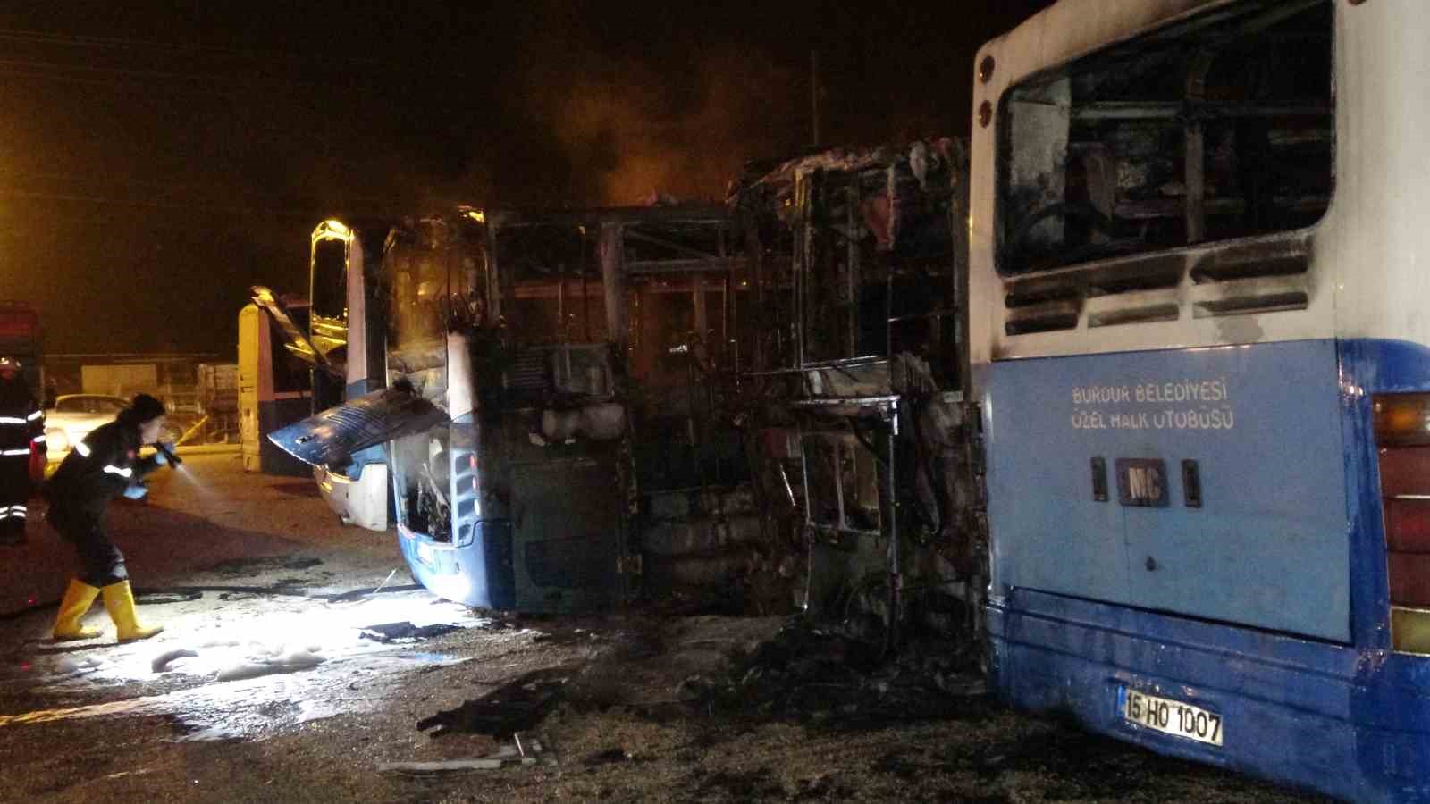 Burdur’da feci yangın: 5 halk otobüsü alev alev yanarak hurdaya döndü
