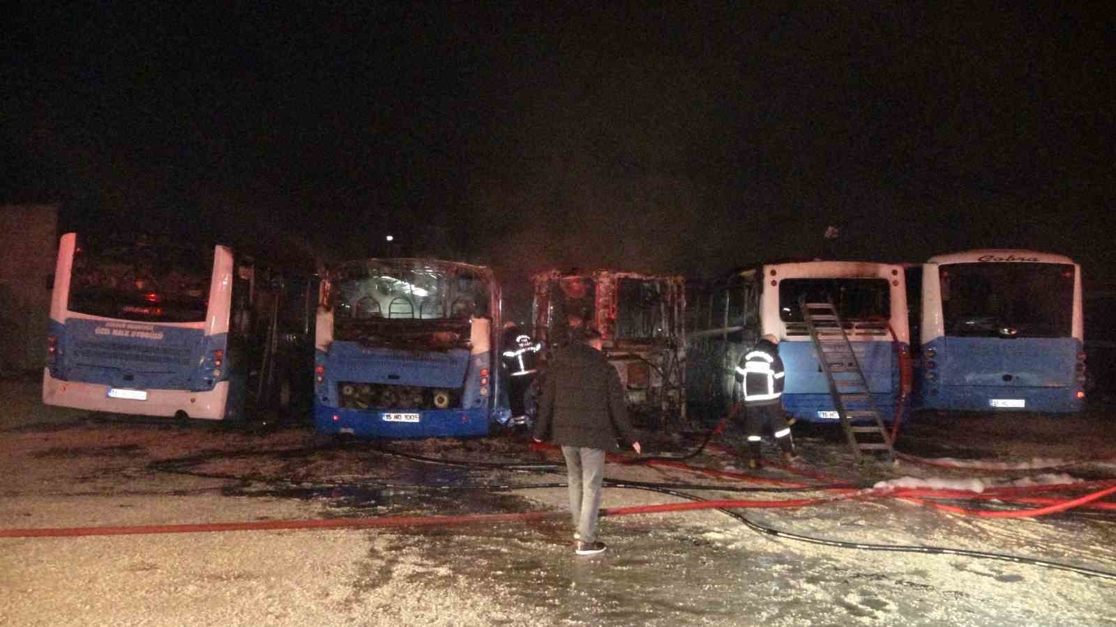 Burdur’da feci yangın: 5 halk otobüsü alev alev yanarak hurdaya döndü
