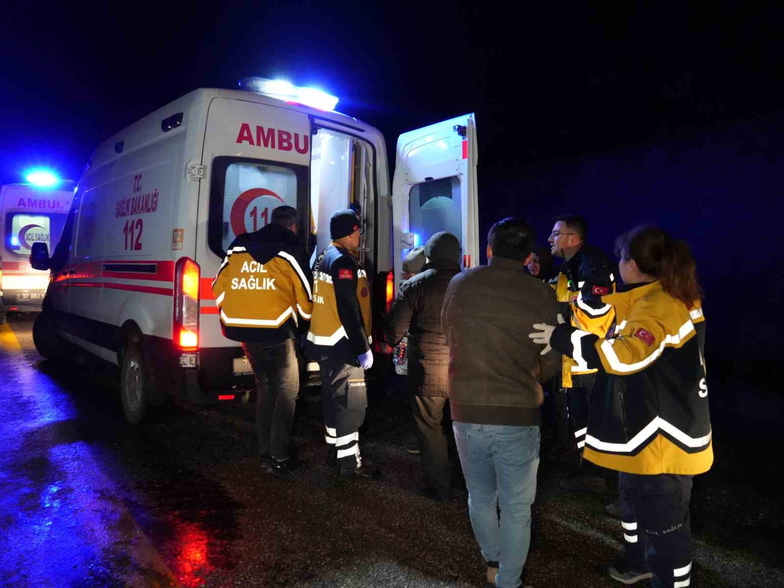 Cenaze için İstanbul’dan Sinop’a giden vatandaşları taşıyan midibüs devrildi: 1 ölü, 23 yaralı
