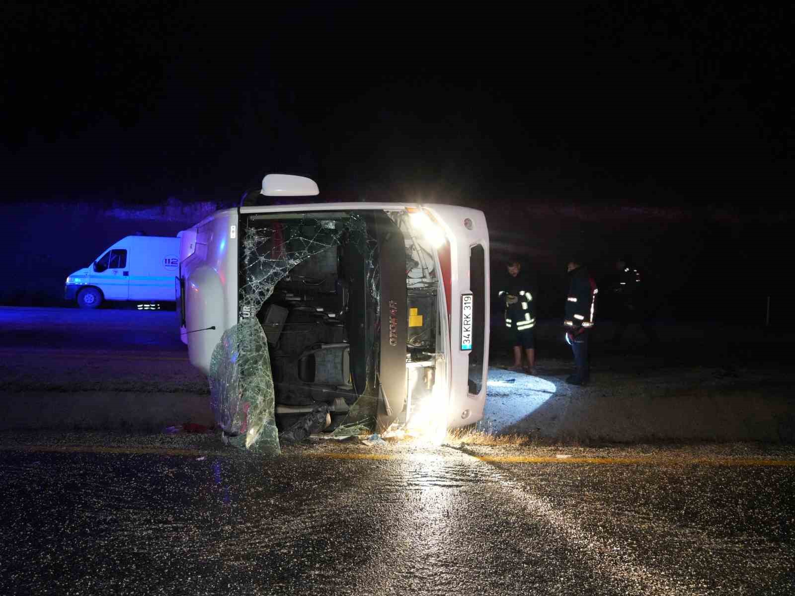 Cenaze için İstanbul’dan Sinop’a giden vatandaşları taşıyan midibüs devrildi: 1 ölü, 23 yaralı
