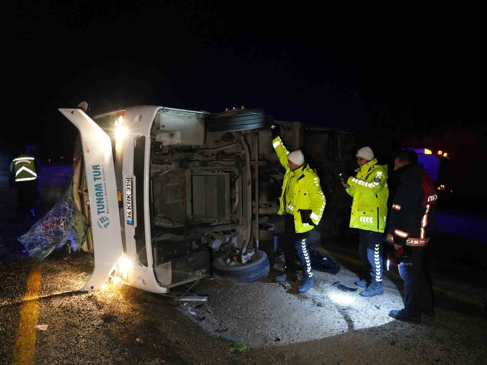 Cenaze için İstanbul’dan Sinop’a giden vatandaşları taşıyan midibüs devrildi: 1 ölü, 23 yaralı
