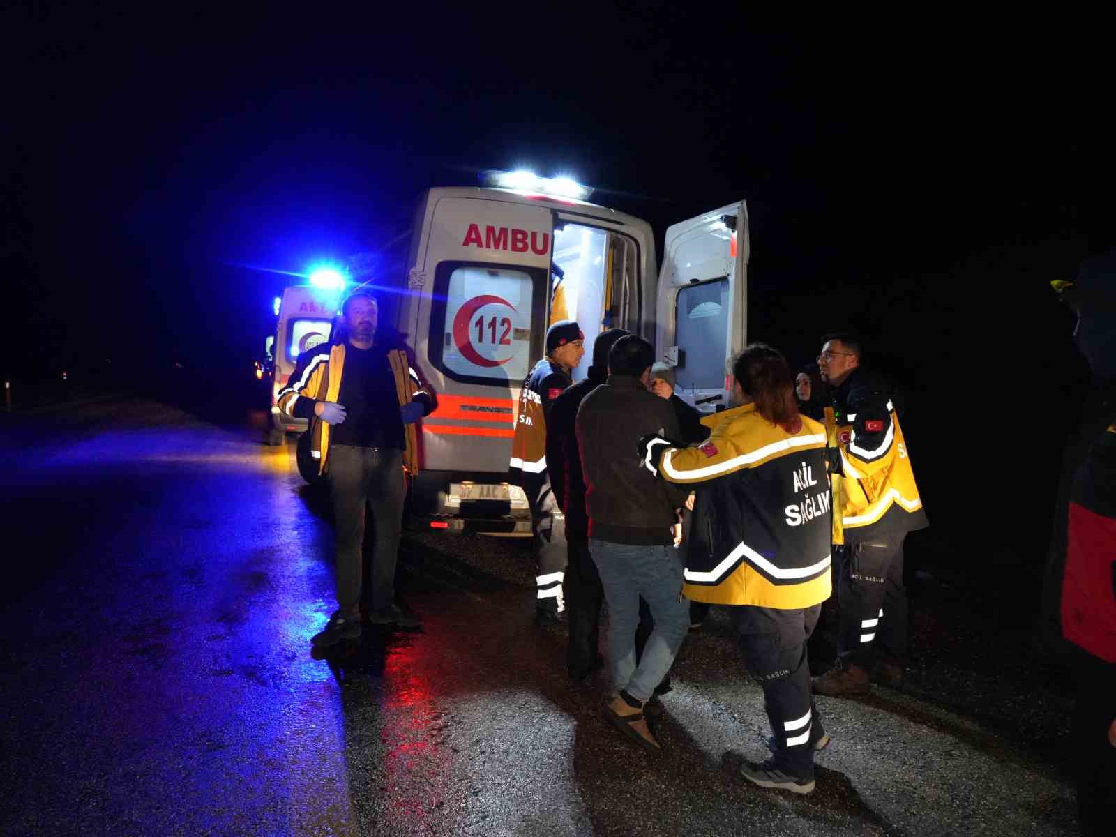 Cenaze için İstanbul’dan Sinop’a giden vatandaşları taşıyan midibüs devrildi: 1 ölü, 23 yaralı
