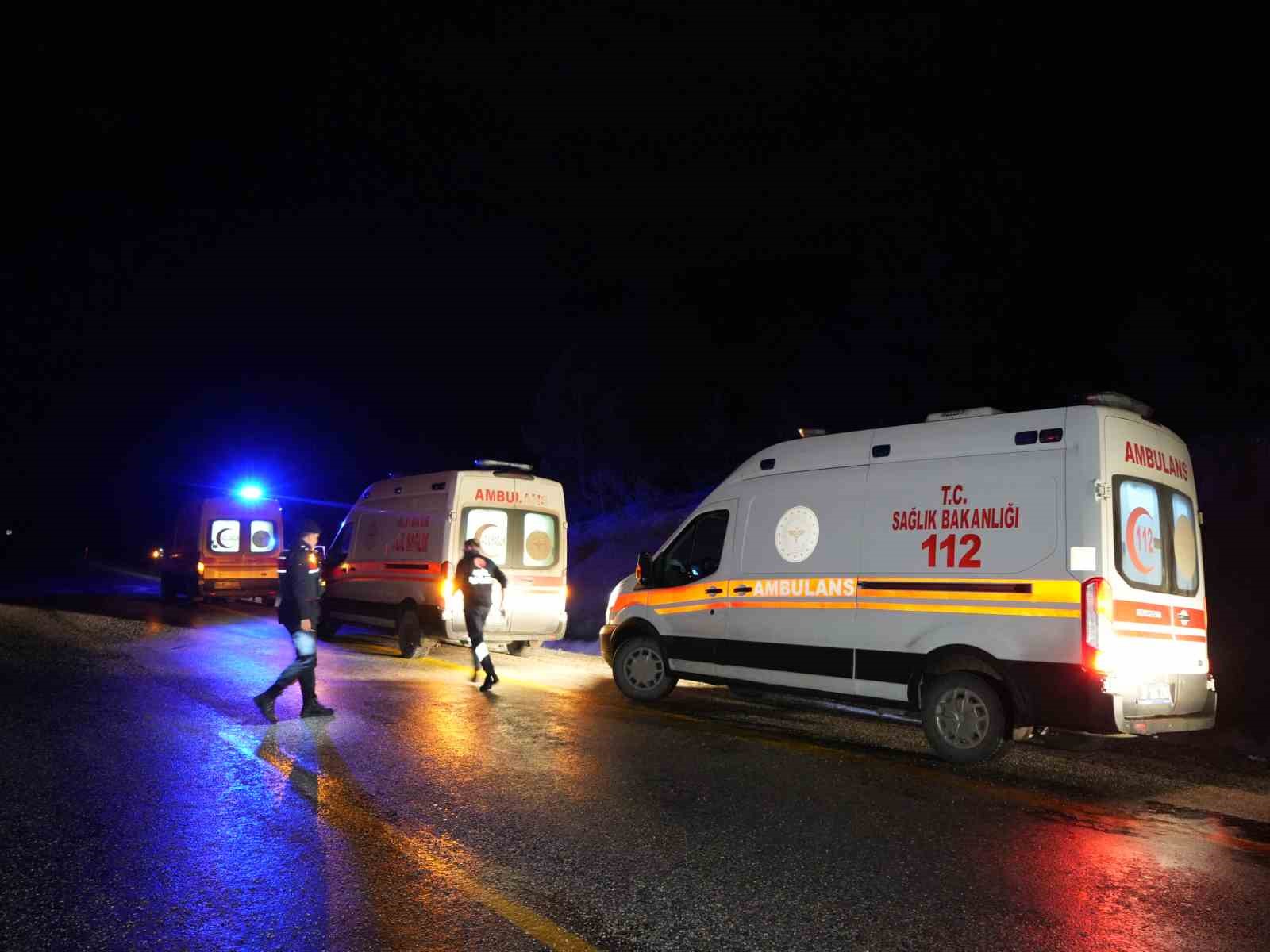 Cenaze için İstanbul’dan Sinop’a giden vatandaşları taşıyan midibüs devrildi: 1 ölü, 23 yaralı
