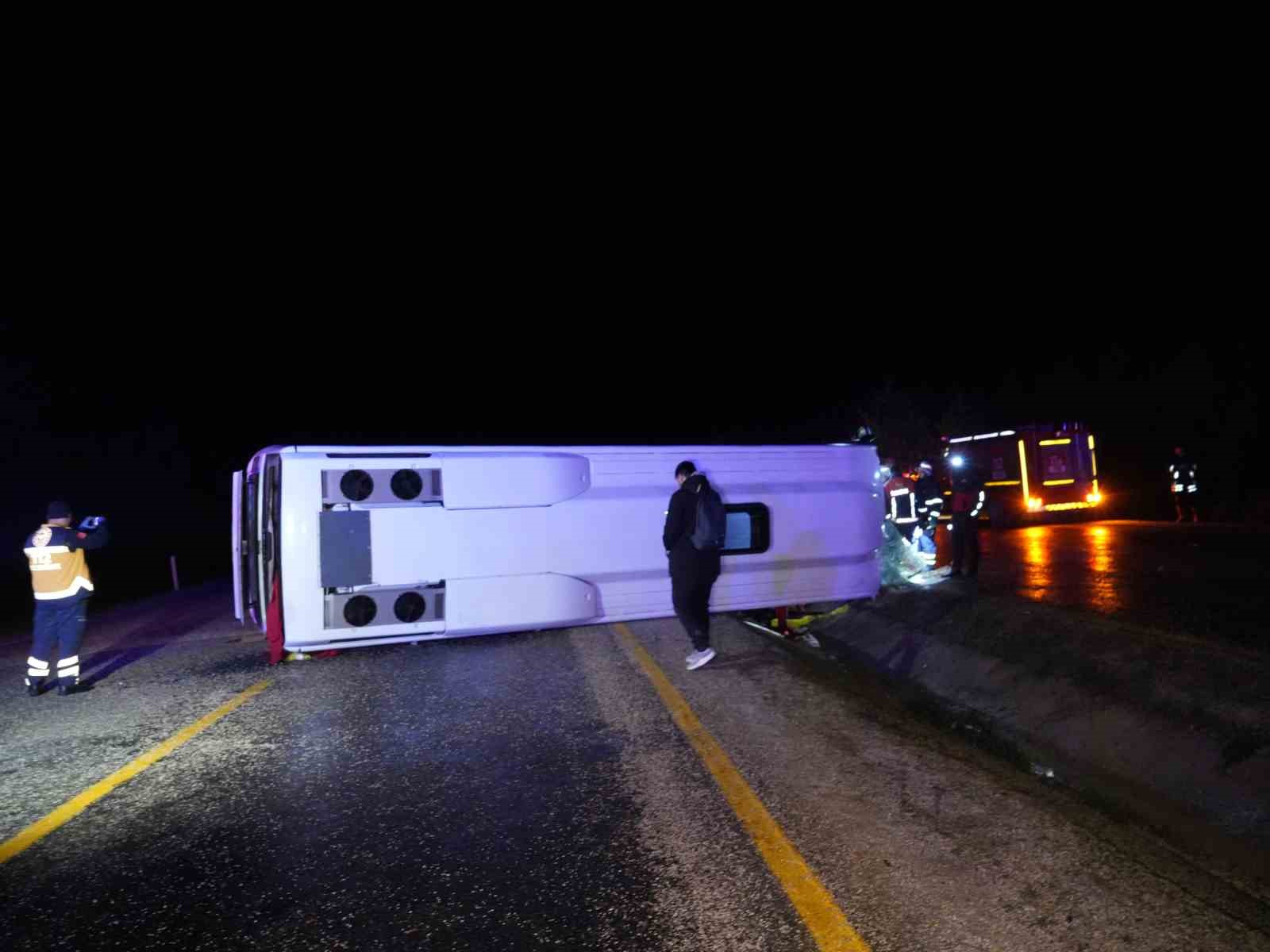 Cenaze için İstanbul’dan Sinop’a giden vatandaşları taşıyan midibüs devrildi: 1 ölü, 23 yaralı
