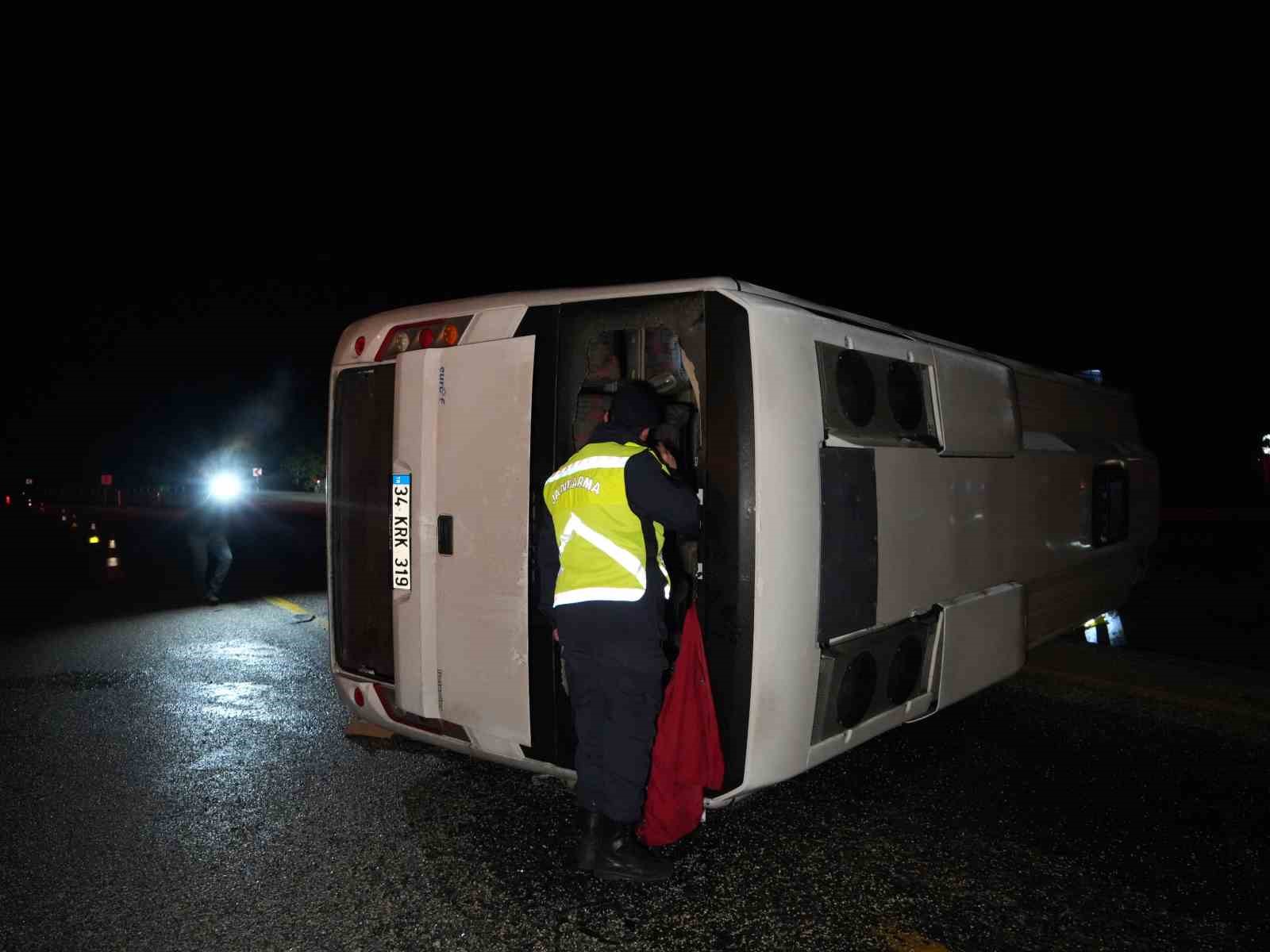 Cenaze için İstanbul’dan Sinop’a giden vatandaşları taşıyan midibüs devrildi: 1 ölü, 23 yaralı
