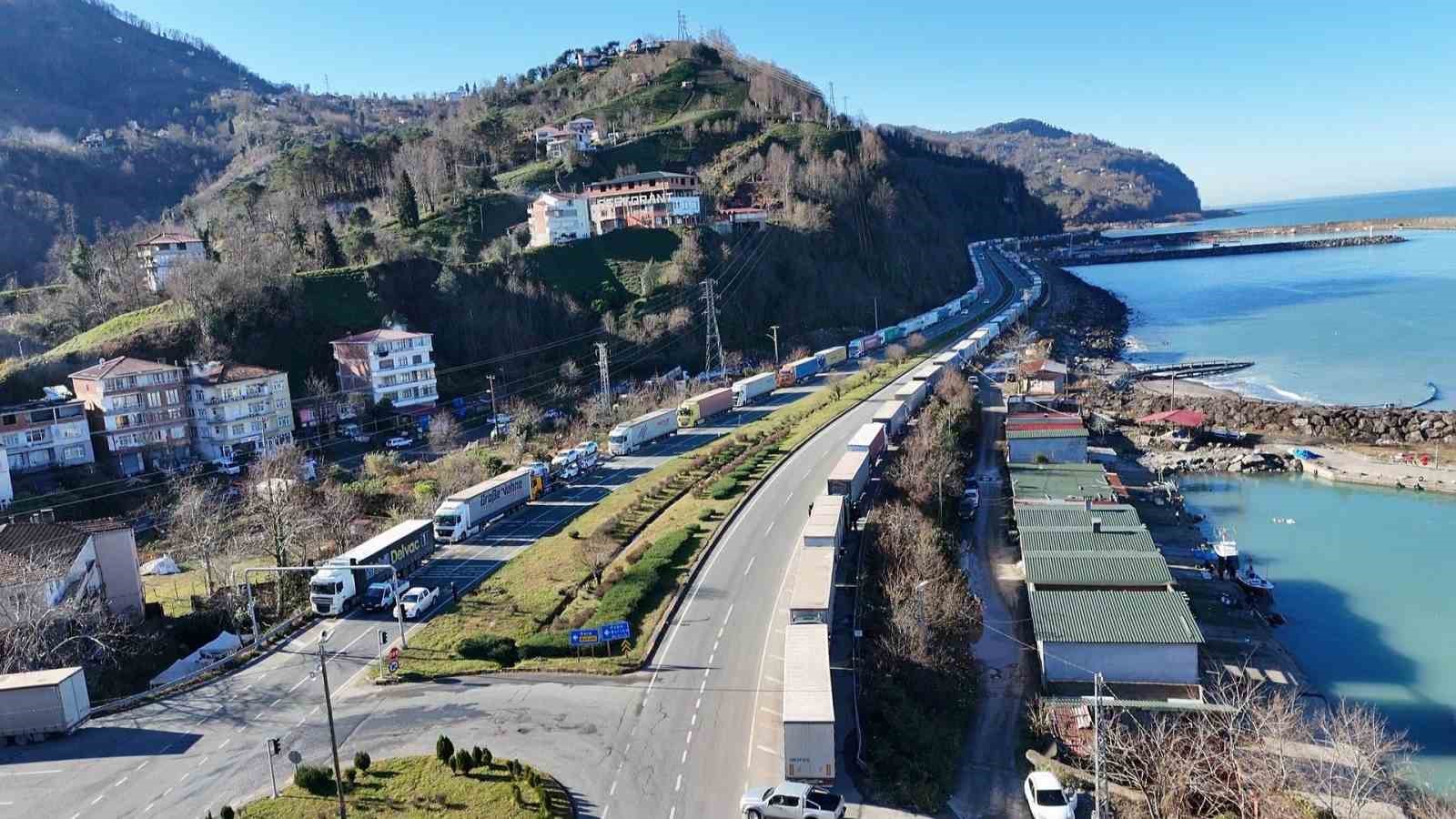 Hopa’daki tır yoğunluğu bitmek bilmiyor
