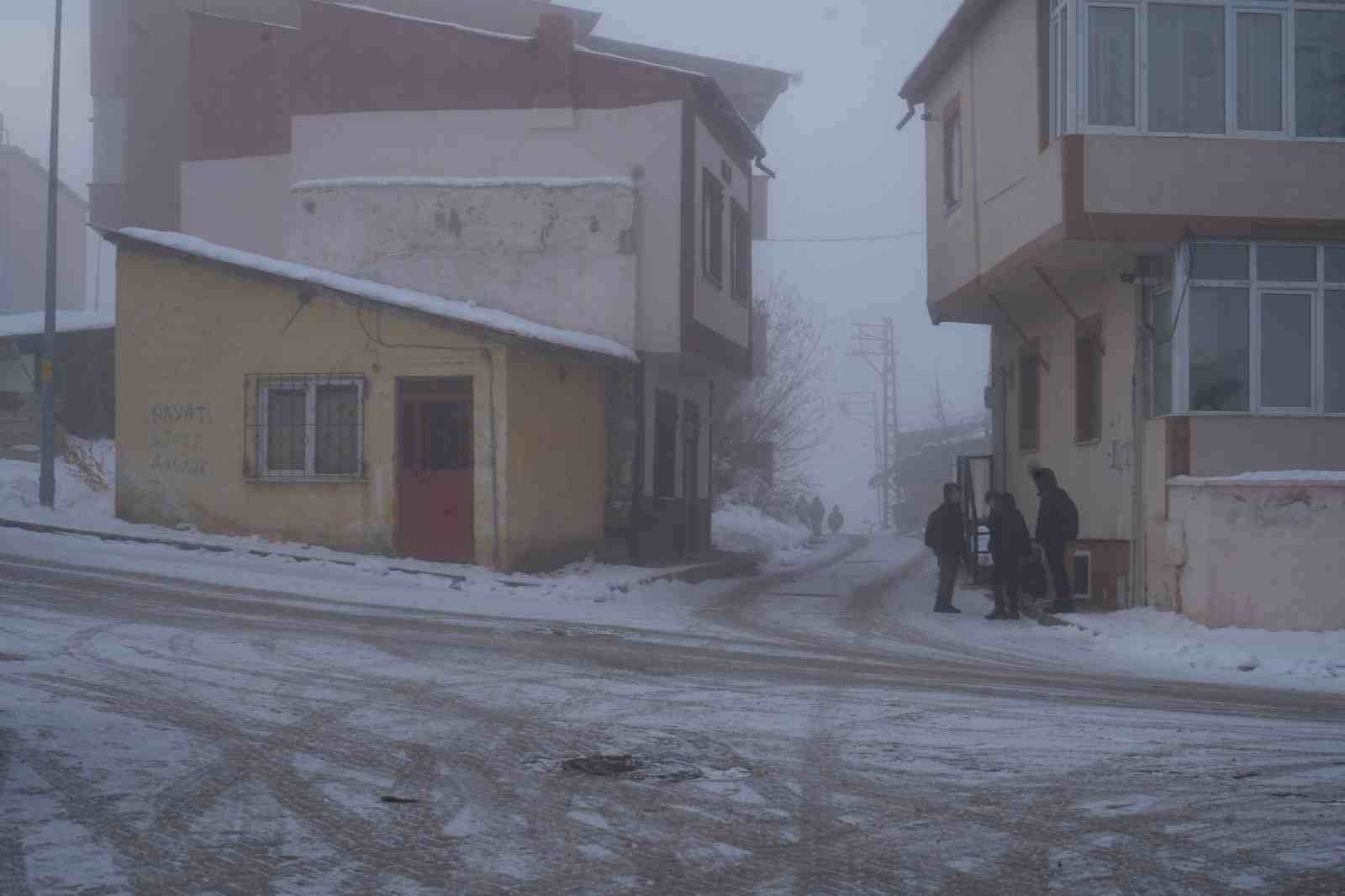 Bayburt’ta yoğun sis etkili oldu görüş mesafesi 10 metreye kadar düştü
