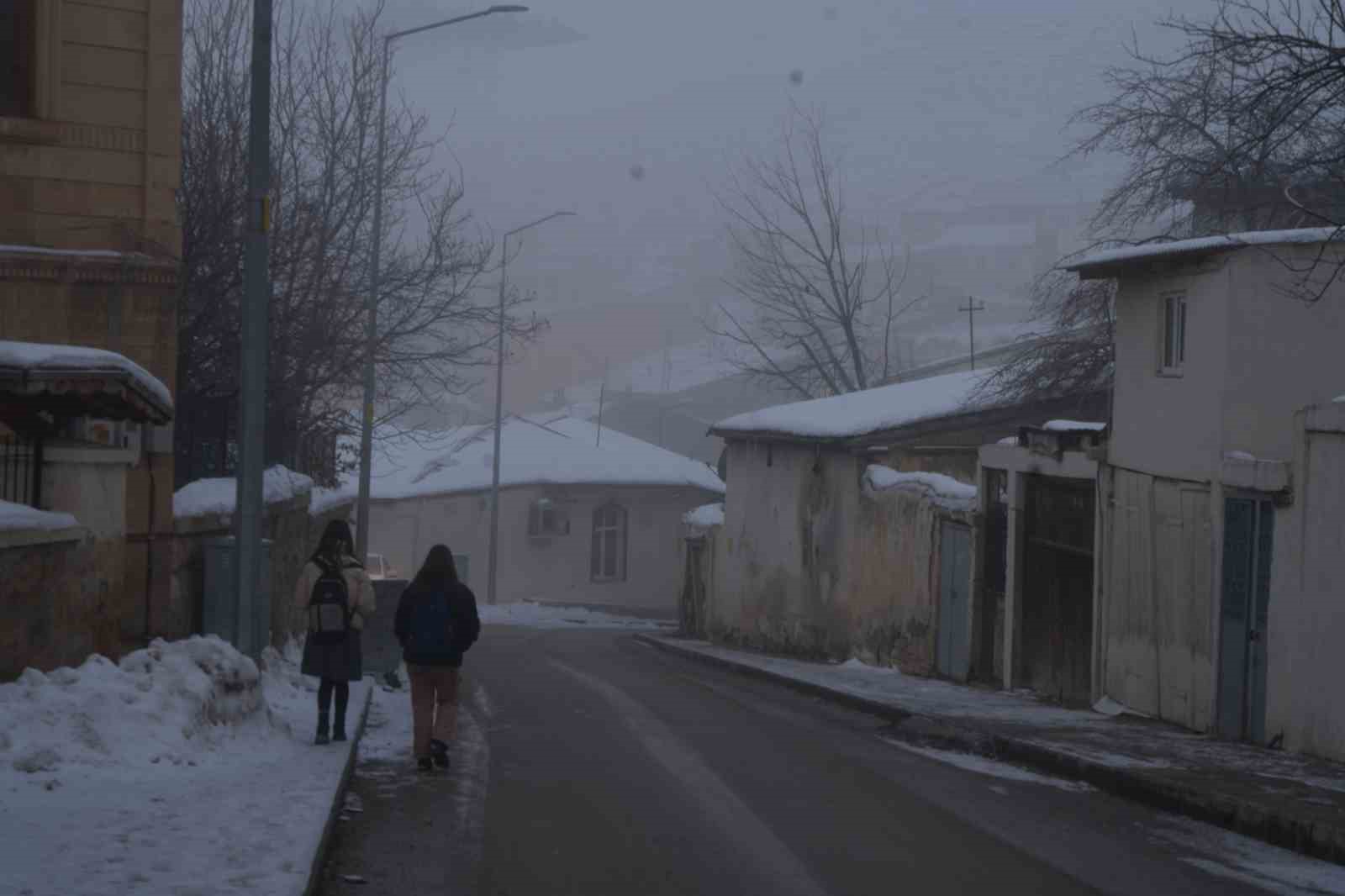 Bayburt’ta yoğun sis etkili oldu görüş mesafesi 10 metreye kadar düştü
