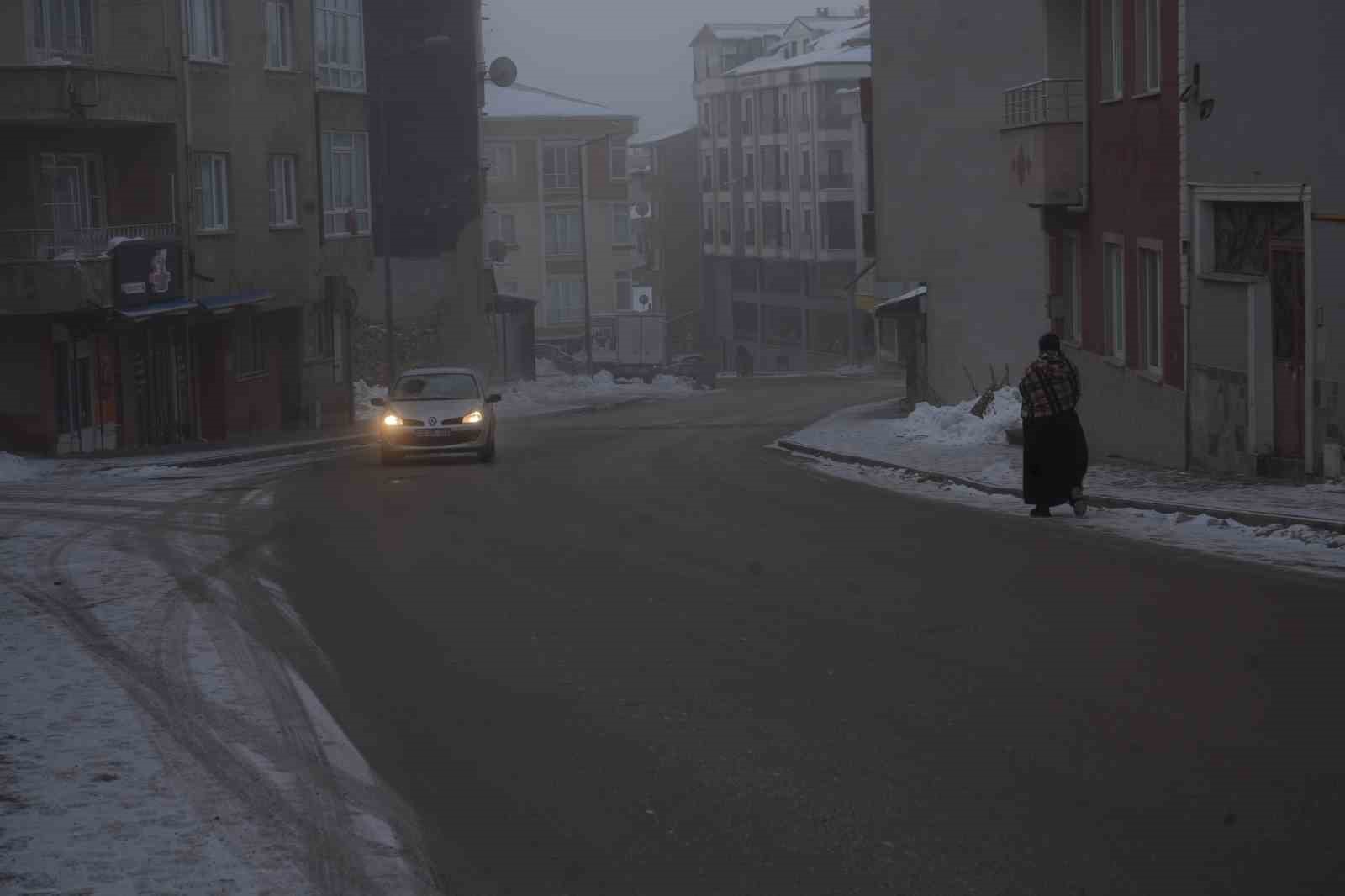 Bayburt’ta yoğun sis etkili oldu görüş mesafesi 10 metreye kadar düştü
