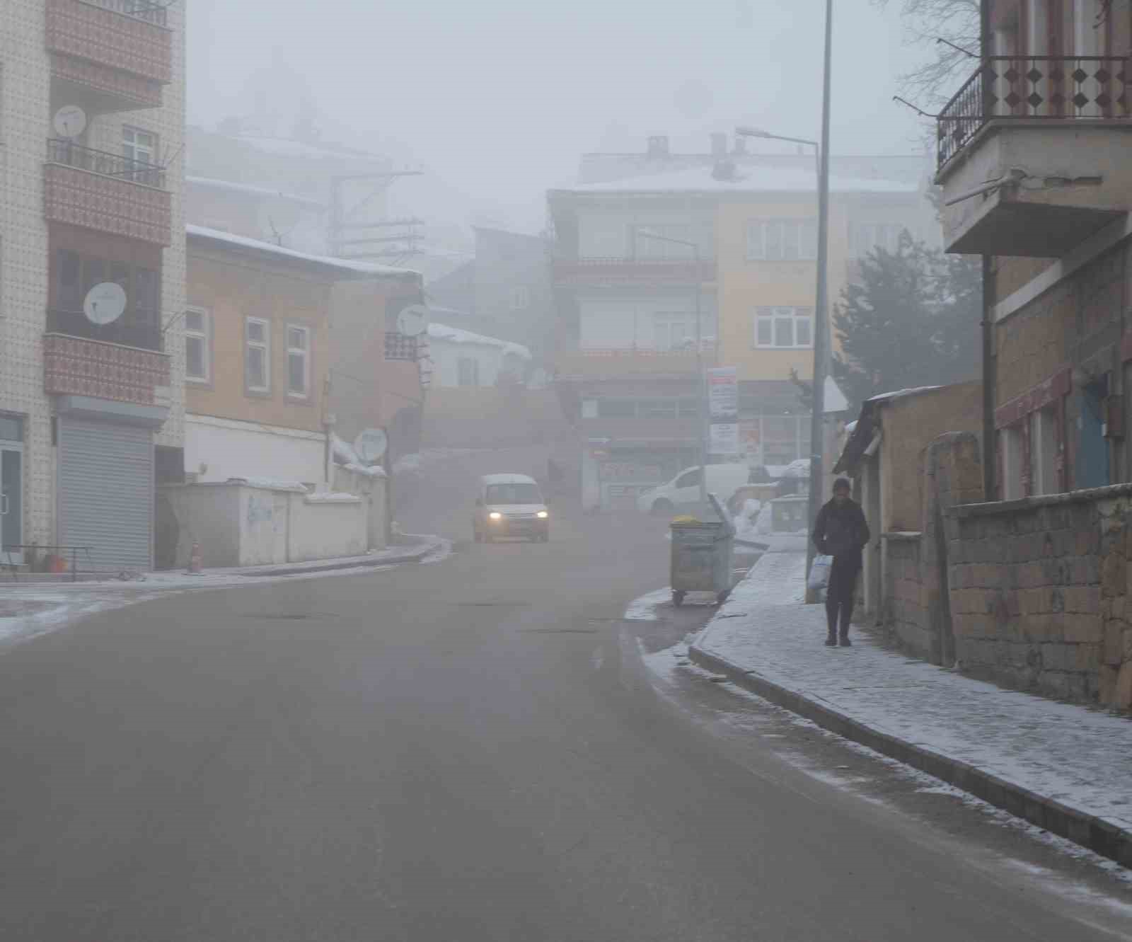 Bayburt’ta yoğun sis etkili oldu görüş mesafesi 10 metreye kadar düştü
