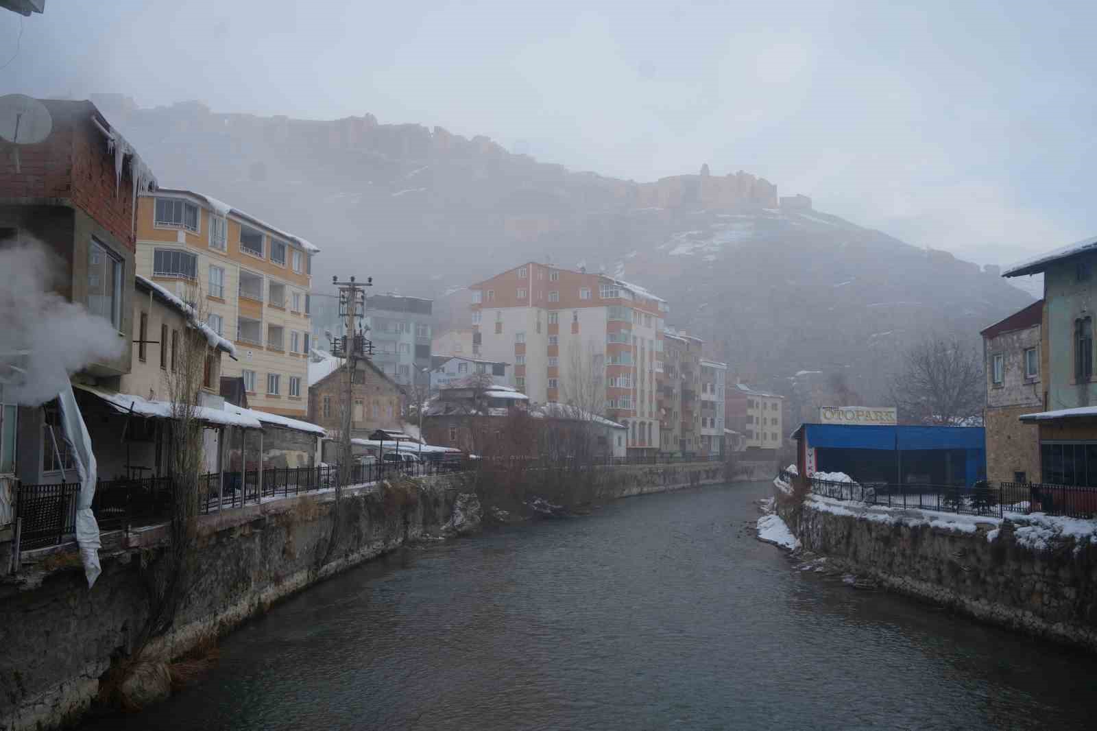 Bayburt’ta yoğun sis etkili oldu görüş mesafesi 10 metreye kadar düştü
