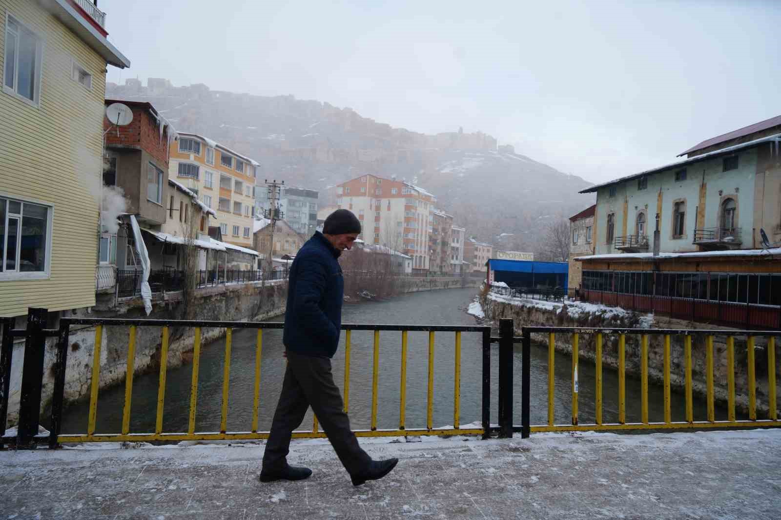 Bayburt’ta yoğun sis etkili oldu görüş mesafesi 10 metreye kadar düştü
